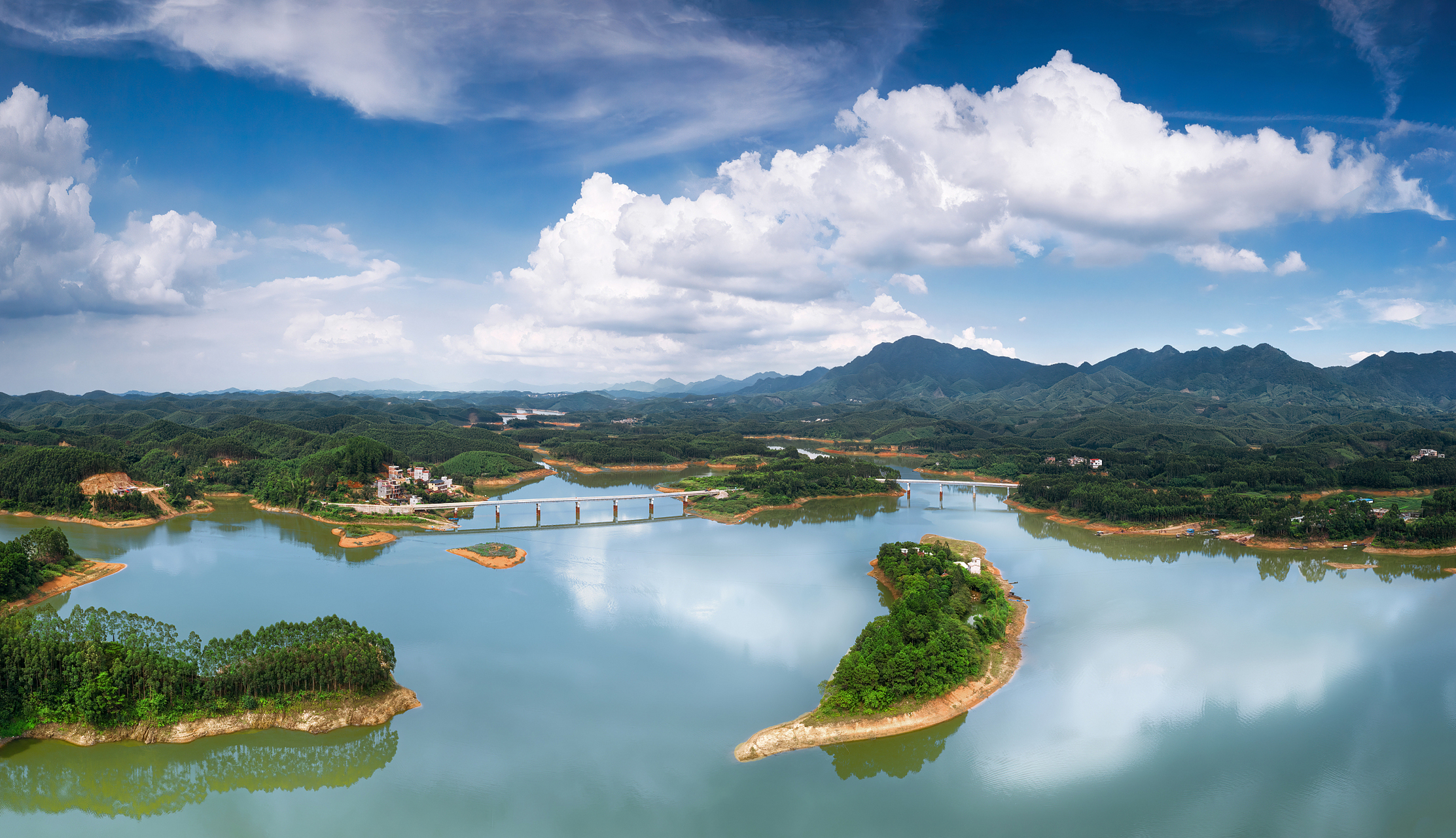 黄石阳新线的莲花湖风景区,这是一座集自然风光,文化底蕴和休闲娱乐为