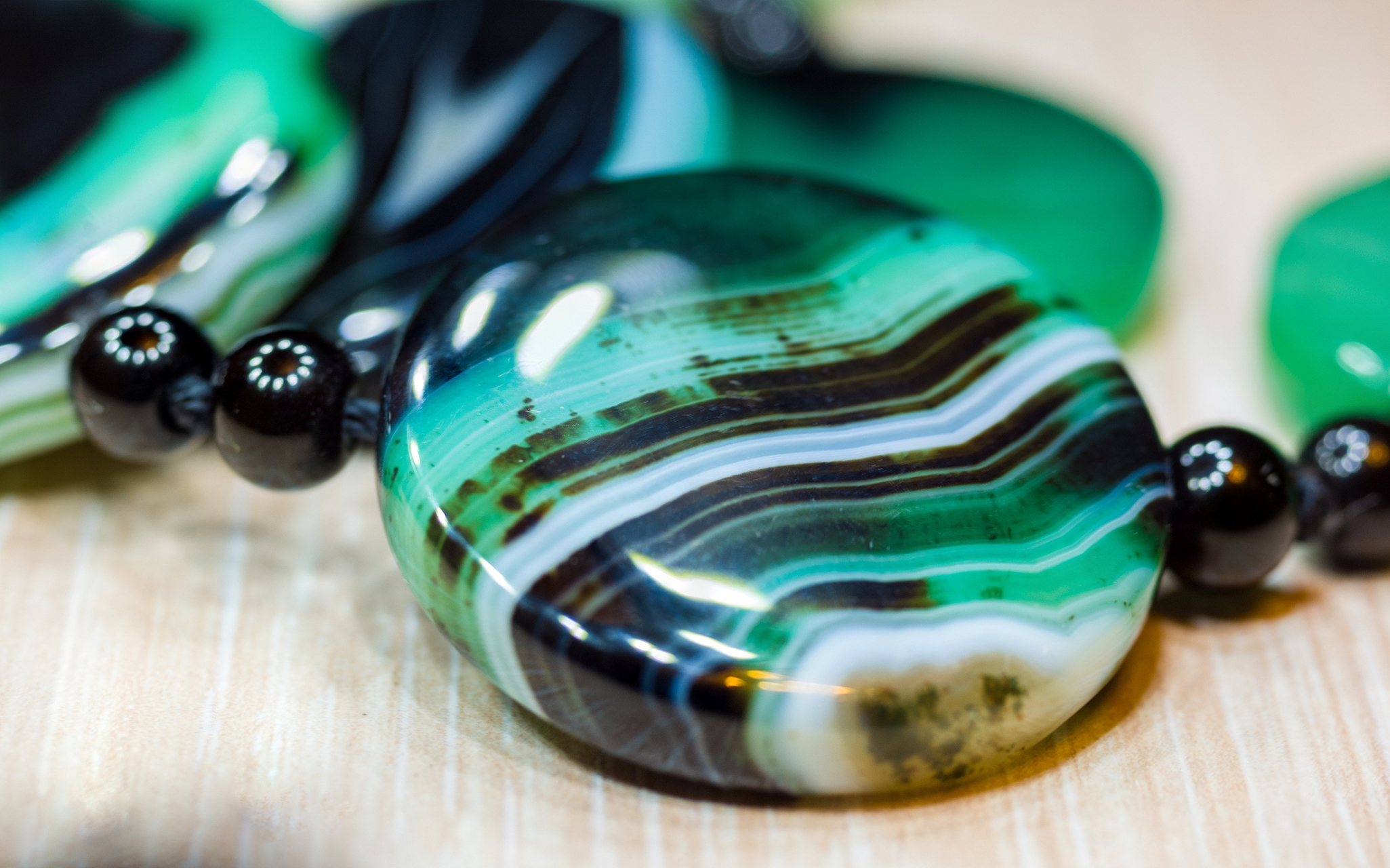 点我头像看直播##和田玉##陨石#   新疆闪光玛瑙的特征:转动用其制成