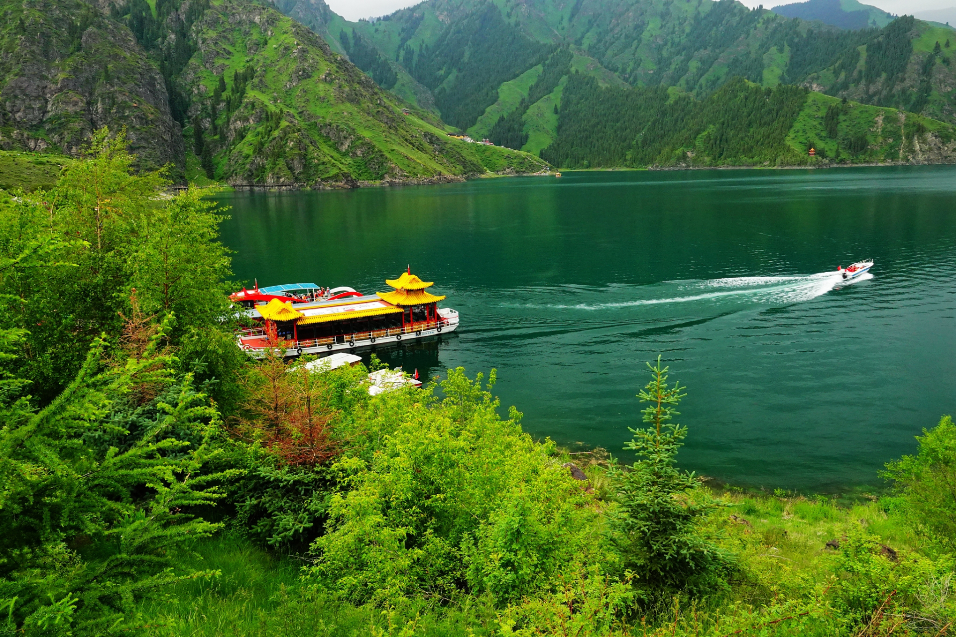 天山天池风景区就像是一颗瑰丽的宝石,以天池为心脏,环抱着4条脉络