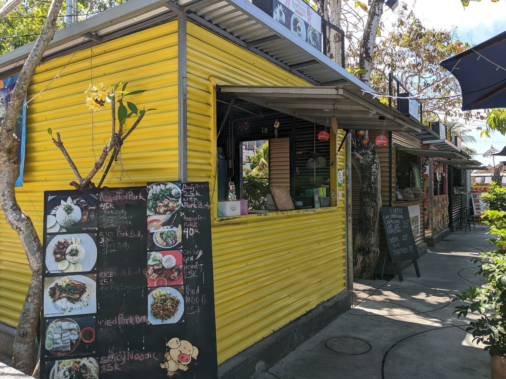 利用集装箱打造商业美食街具有多个优点:  1.