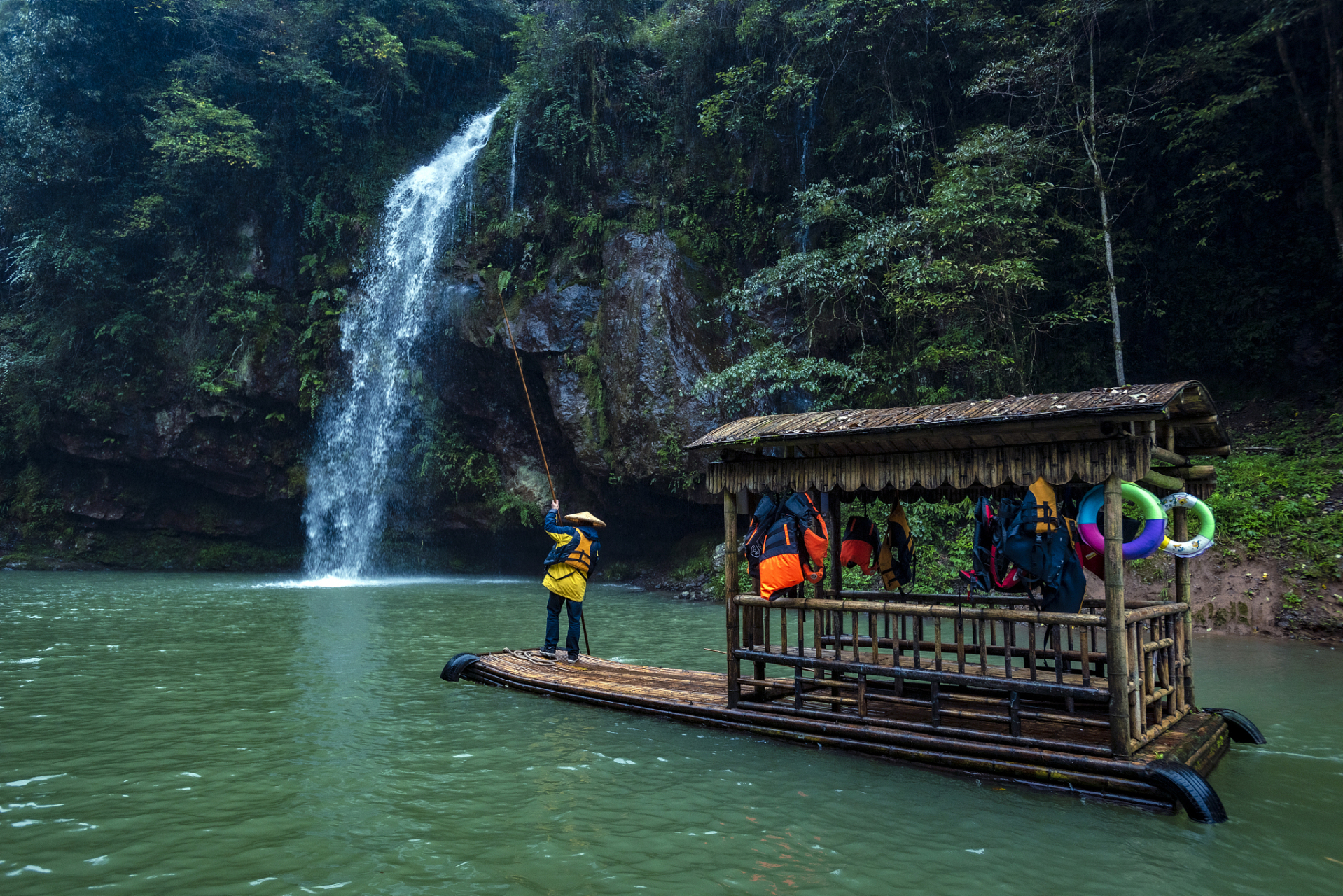 欢迎来到美丽的桃源河旅游景区,它坐落于贵阳市修文县六屯乡的怀抱之