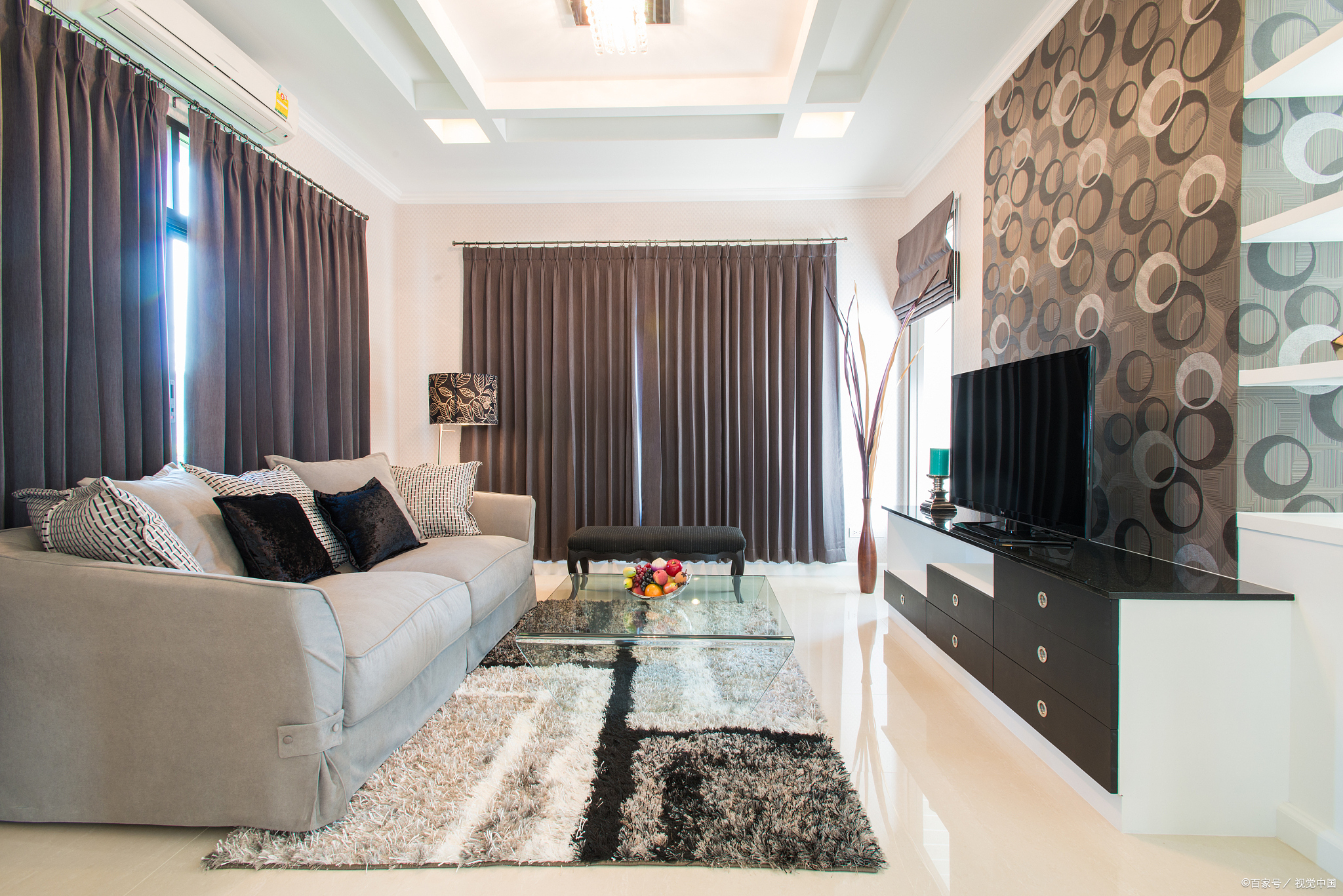 为了打造一个舒适,时尚的居家空间,客厅吊顶效果图成为了现代家居装修