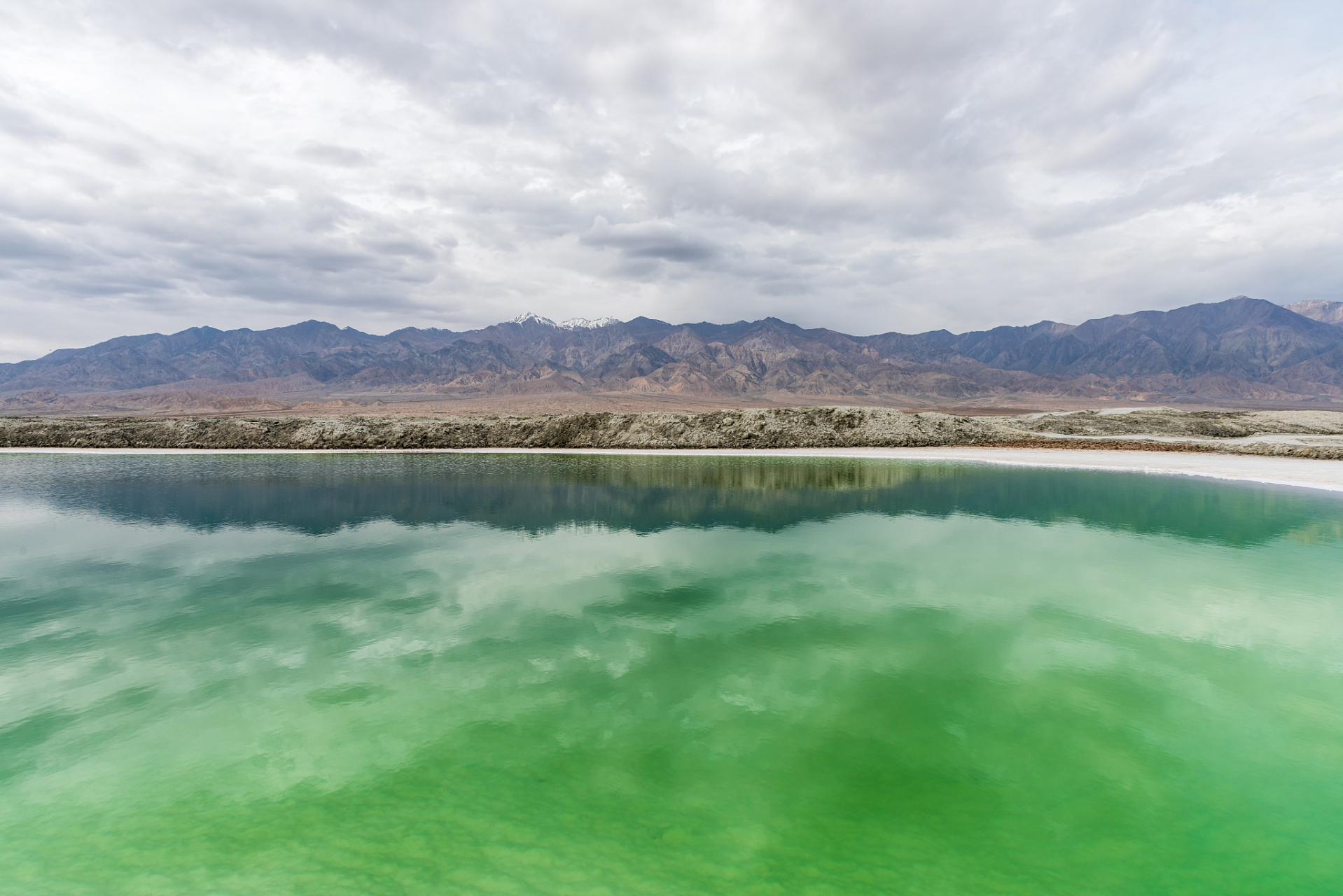 这个湖泊被誉为"翡翠湖"是因为它的水域呈现出一种