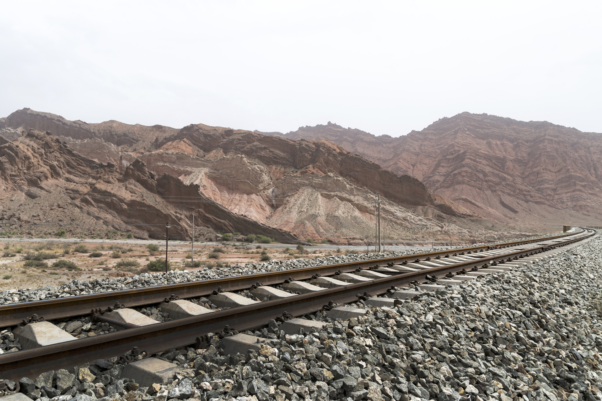 历史上的今天,兰新铁路复线全线铺通 #百家新收益#  兰新铁路是新疆