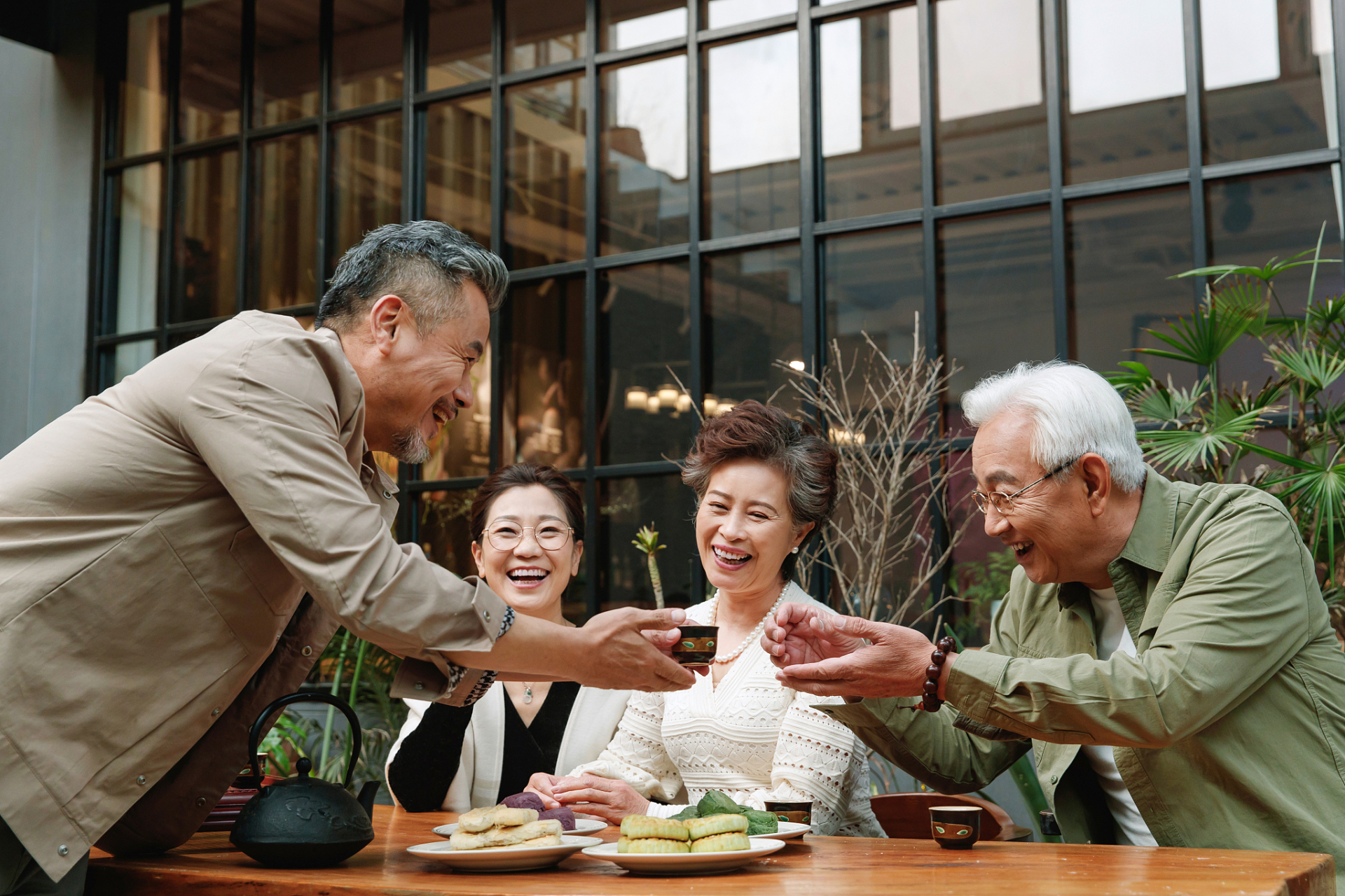 赶紧提醒身边喝茶的人 中国是茶的故乡,中国人饮茶,据说始于神农时代