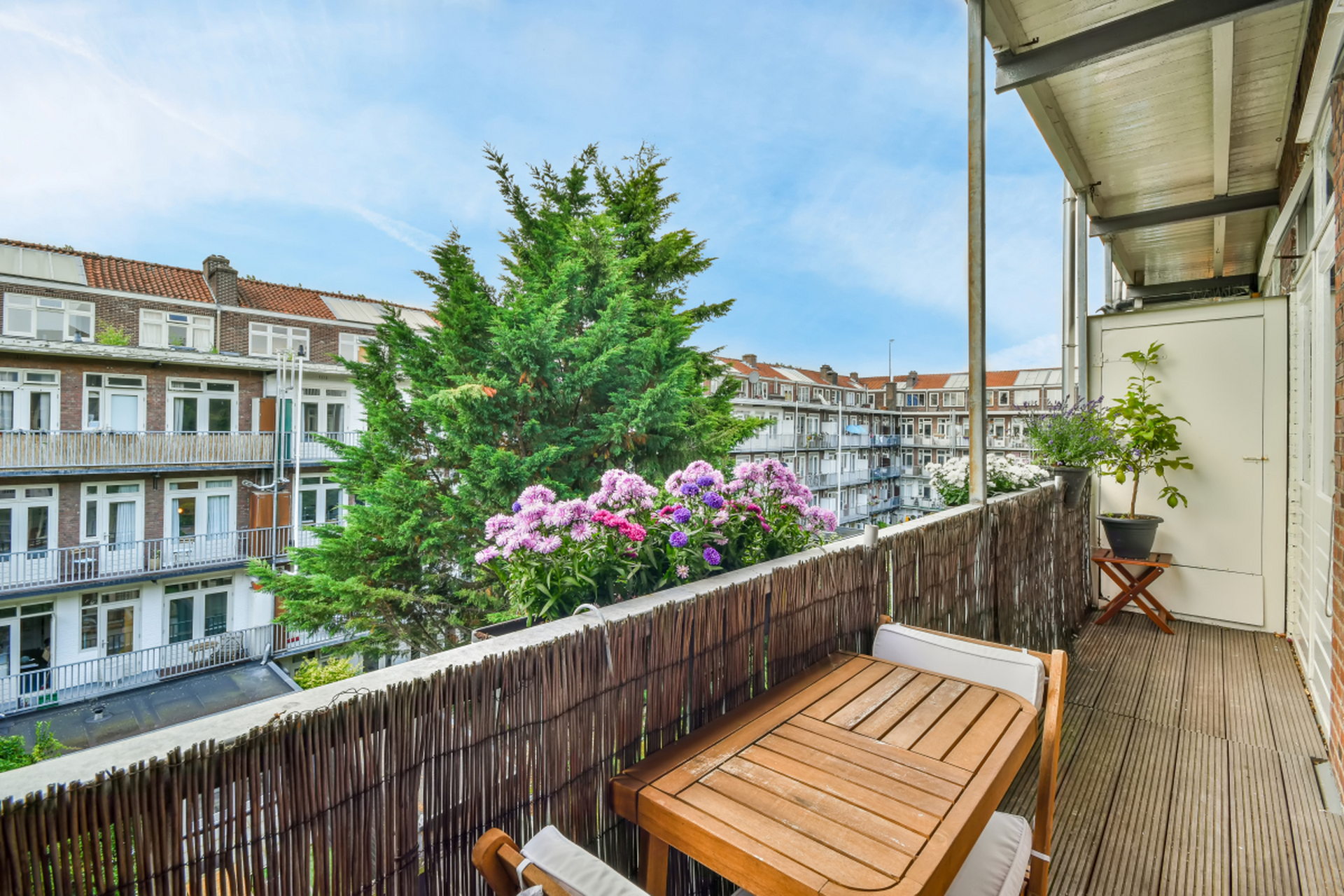 带露台的房子怎么样?  这具体取决于个人需求和喜好.