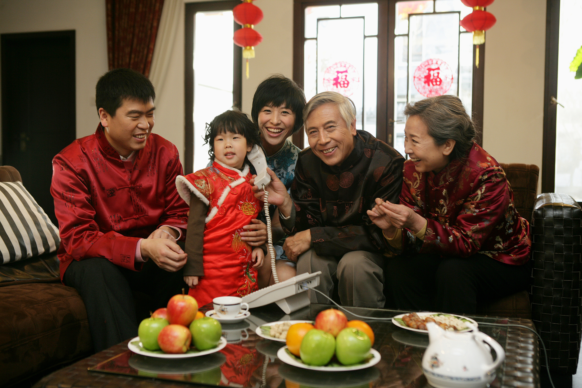 古时候人们为了表示亲朋好友间的情感,就会互相拜年