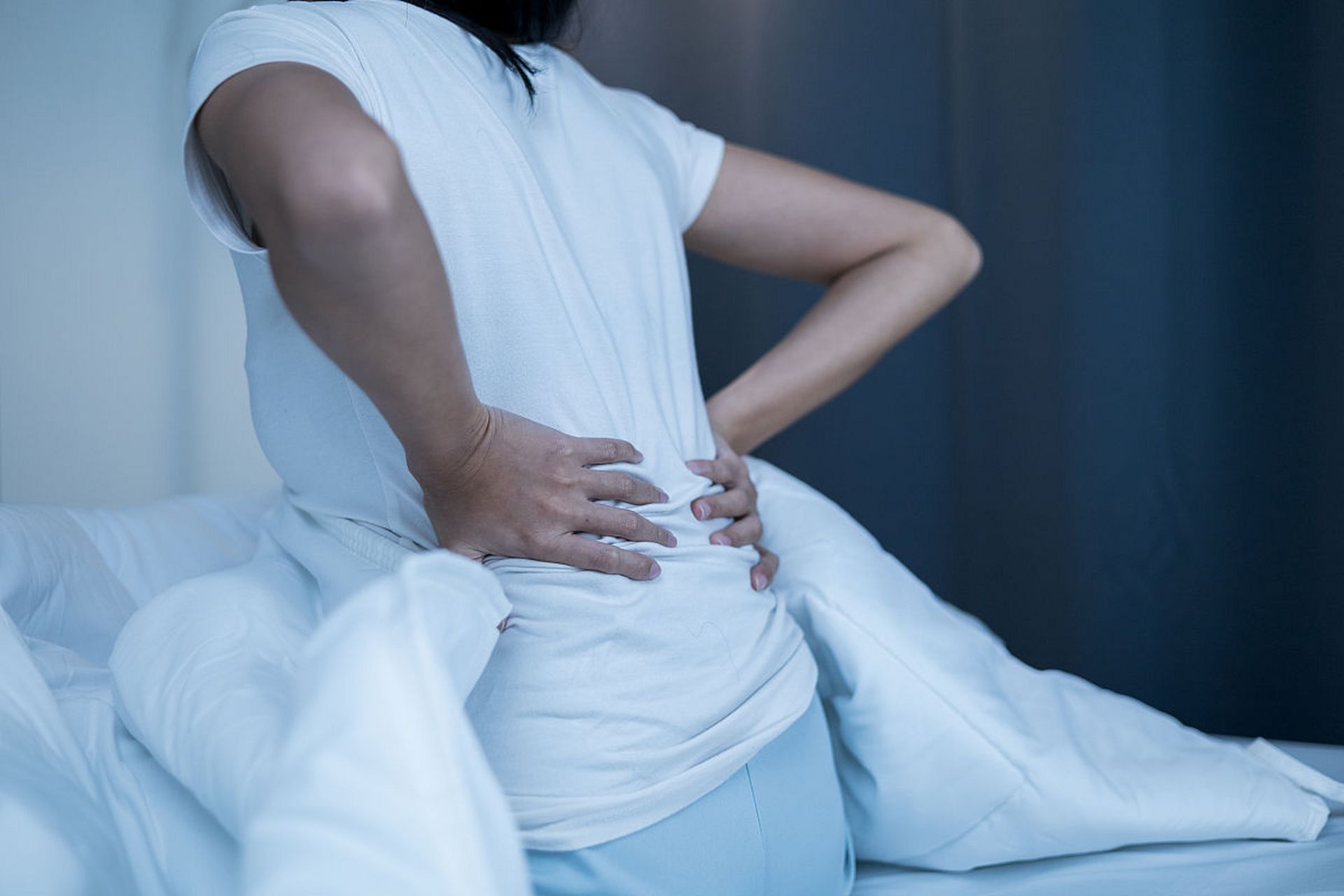 突然间,我感到身体不适,疼痛难忍,汗如雨下.