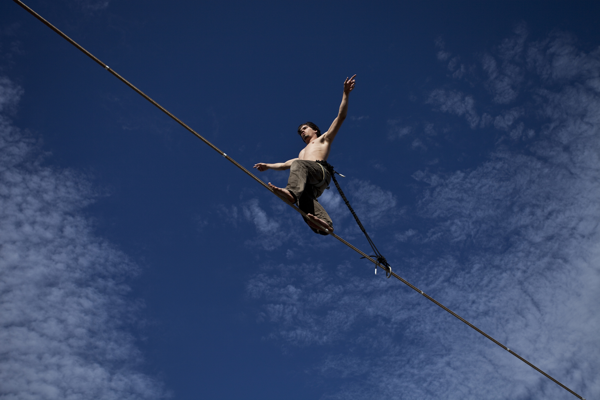 8月18日,在吉林长春东北虎园,一杂技演员高空走钢丝表演时,从空中坠落