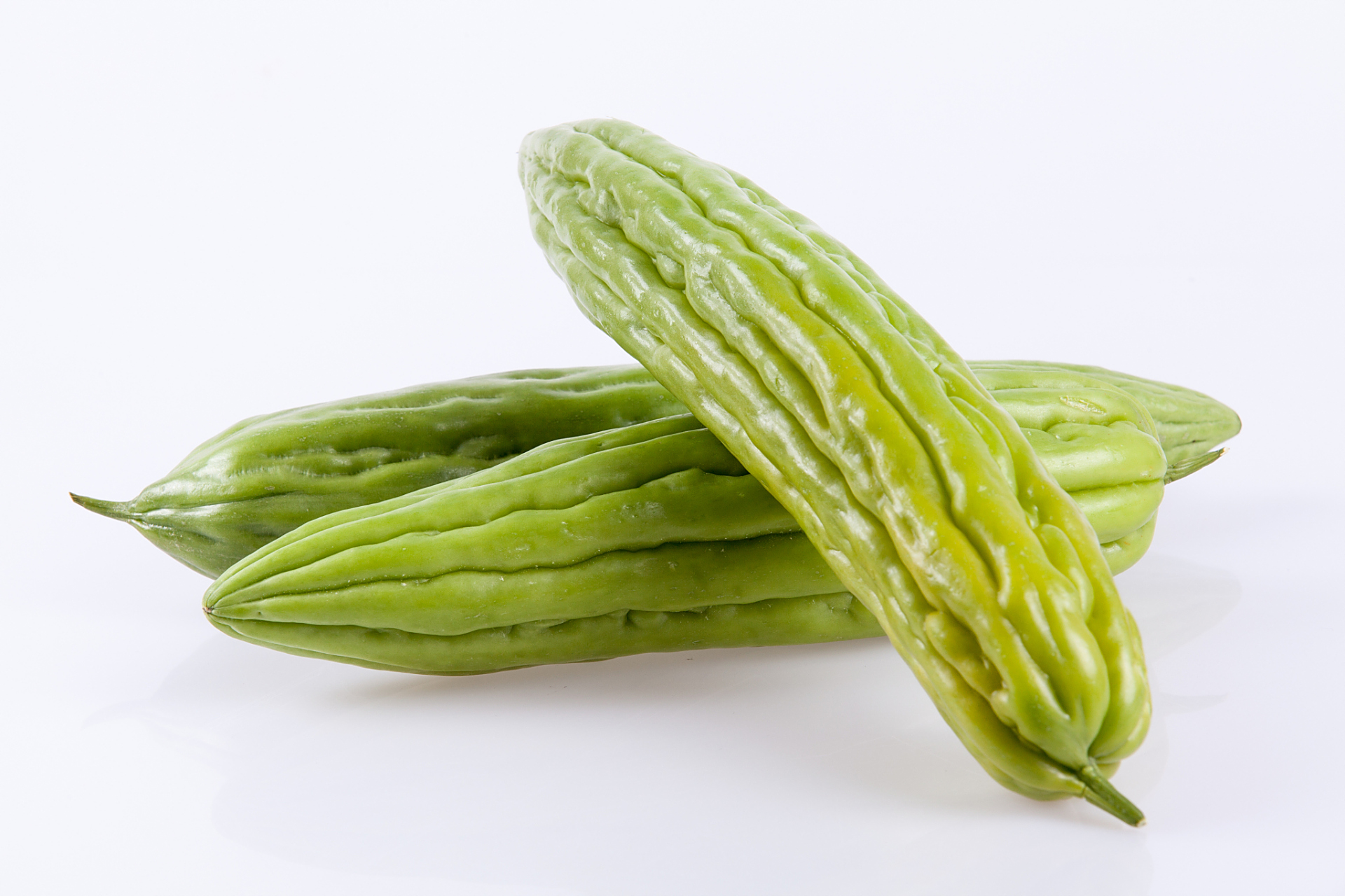 夏季吃苦瓜的好处有以下几点: 消暑清热:苦瓜具有消暑清热,消暑解渴的