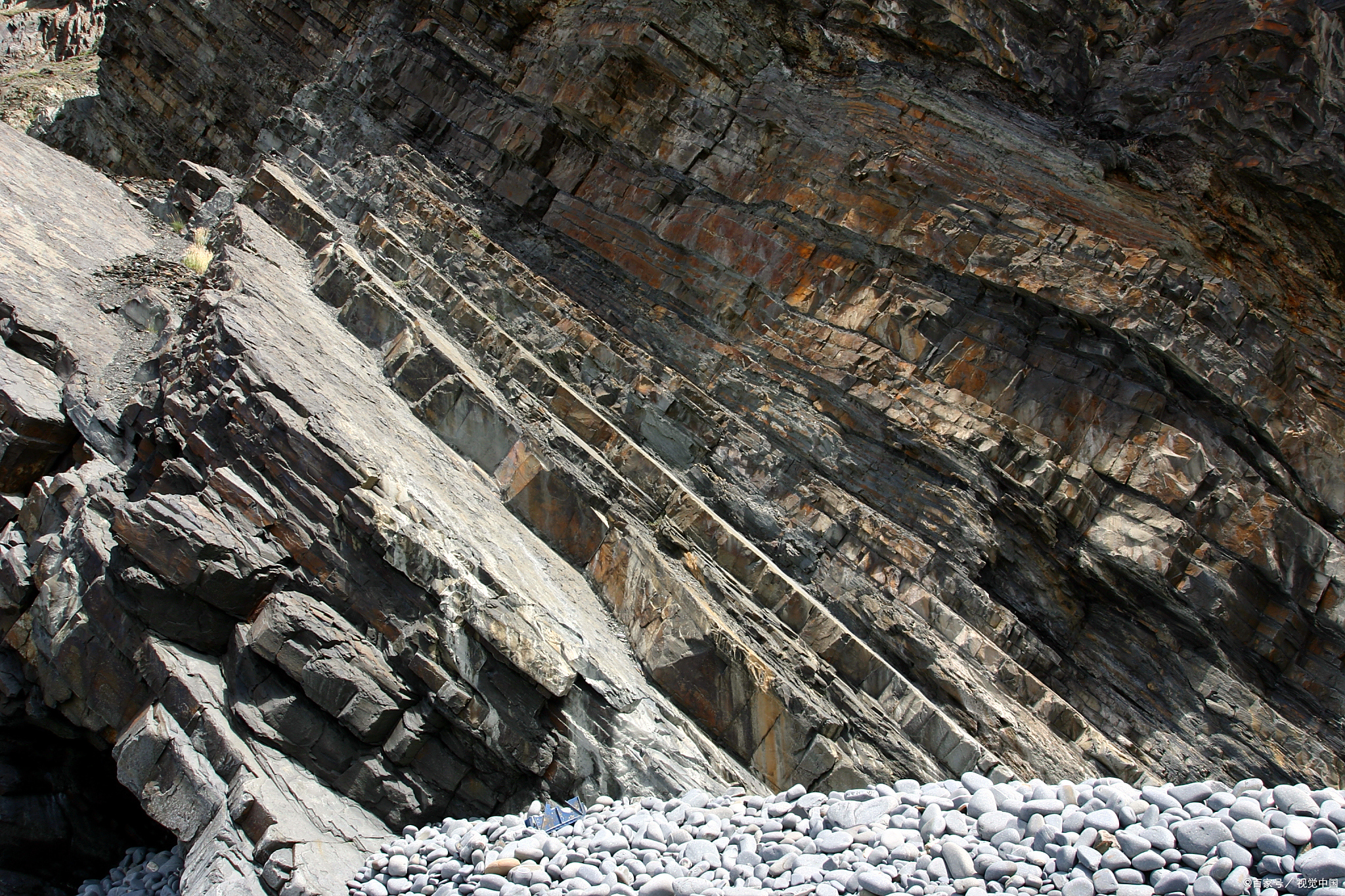 铁路隧道的挖掘是一项复杂而精细的工程,需要综合考虑多种因素并选择