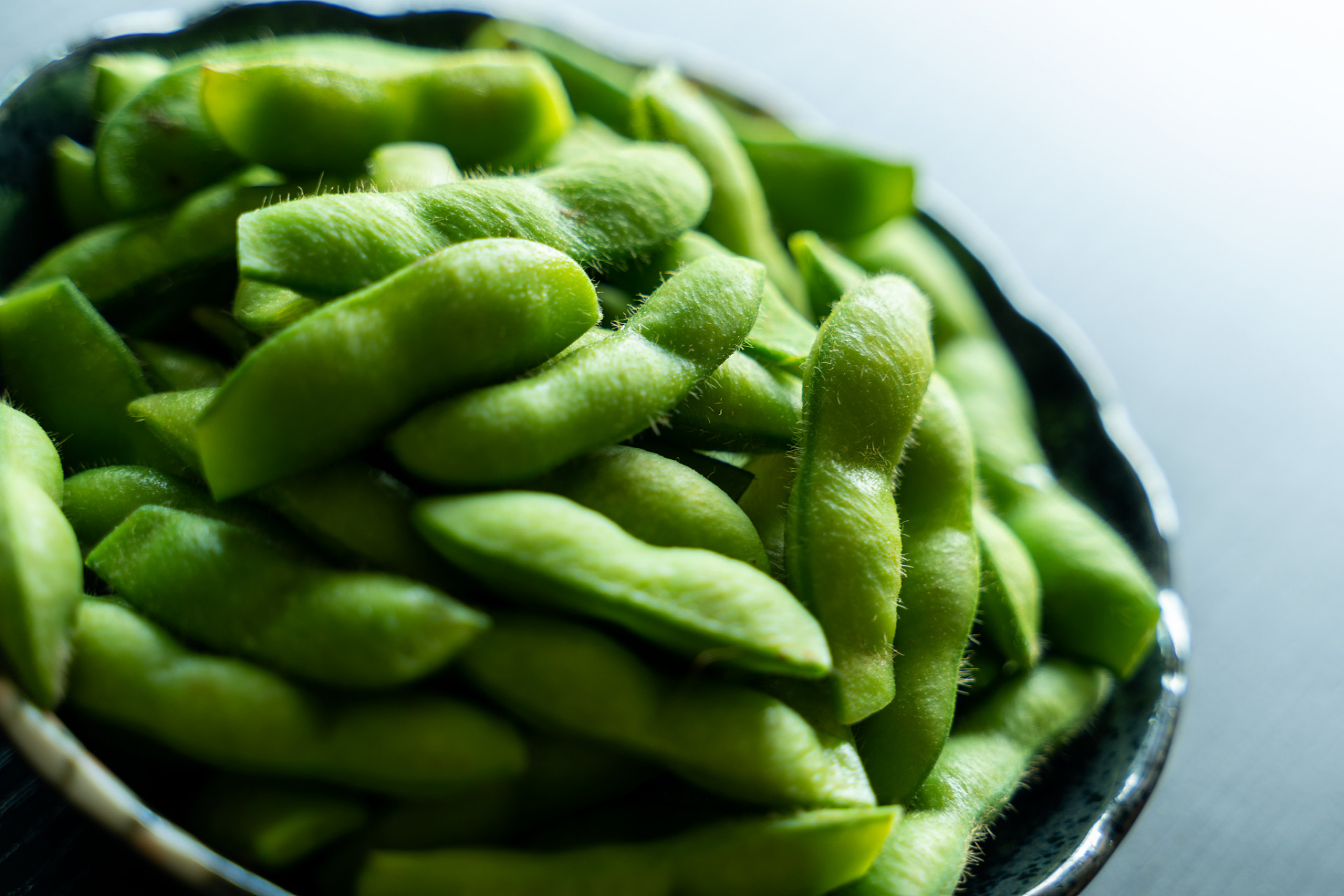 毛豆是处于新鲜状态下的黄豆,通常外皮呈绿色.