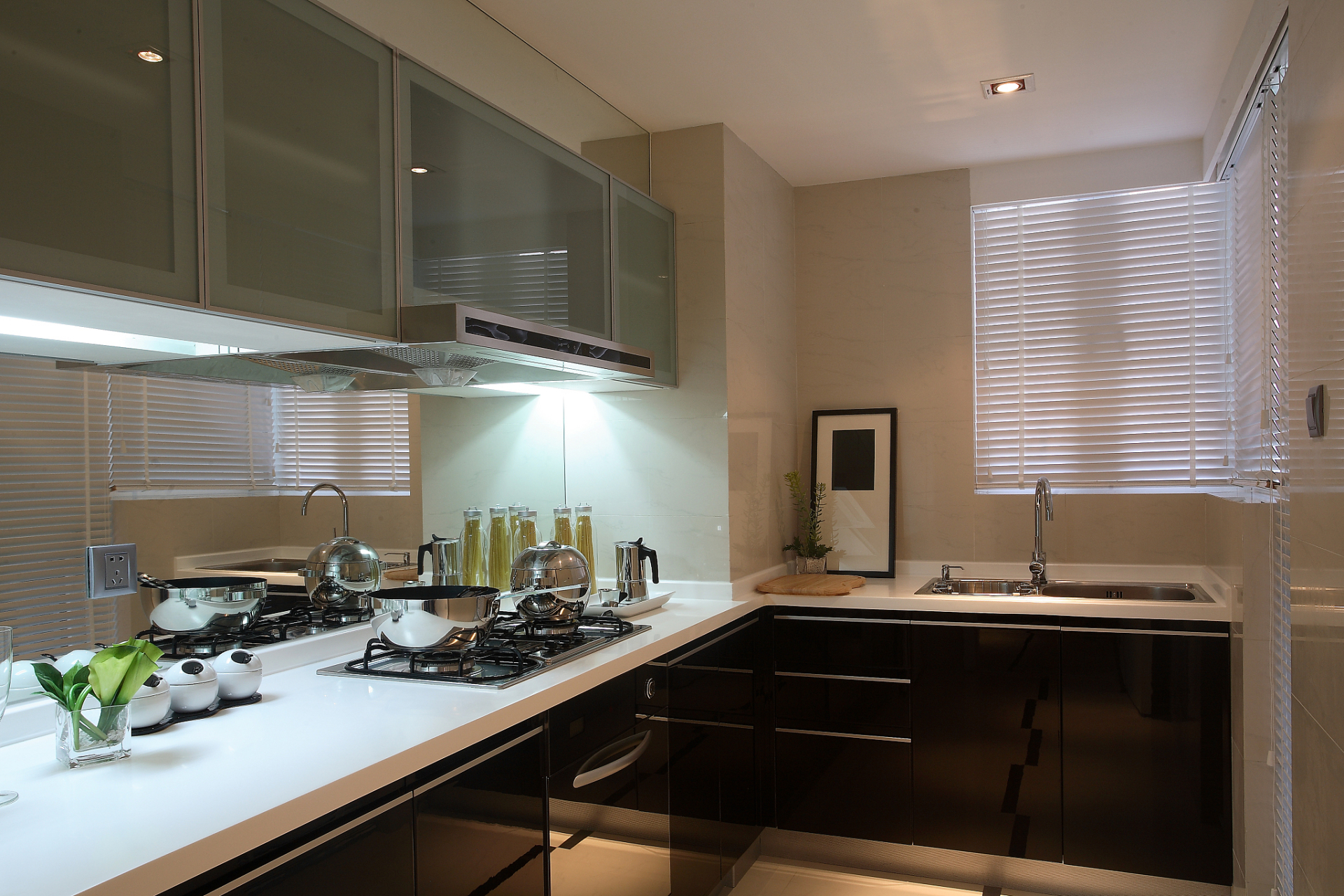 选择厨房吊顶板材时,需考虑耐热,耐潮,易清洁和耐腐蚀性能.