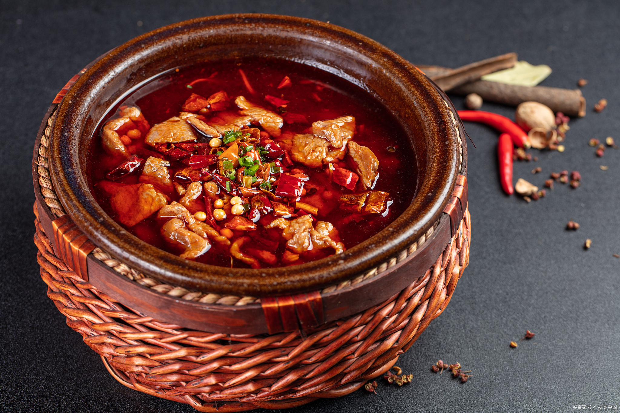 四川厨师擅长运用各种调料,创造出独具特色的川菜.