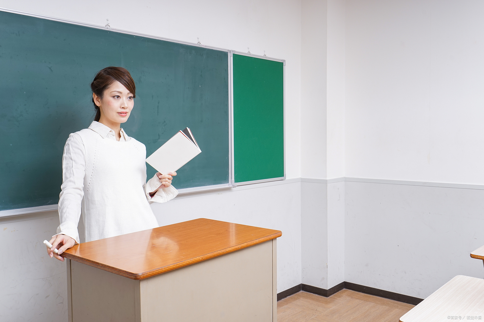长期久站或久坐者,如教师横屏高清无水印女教师站在讲台上老师黑板