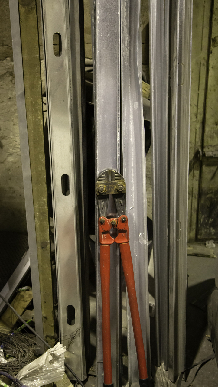 电梯光幕的保养包括以下几个方面: 1.