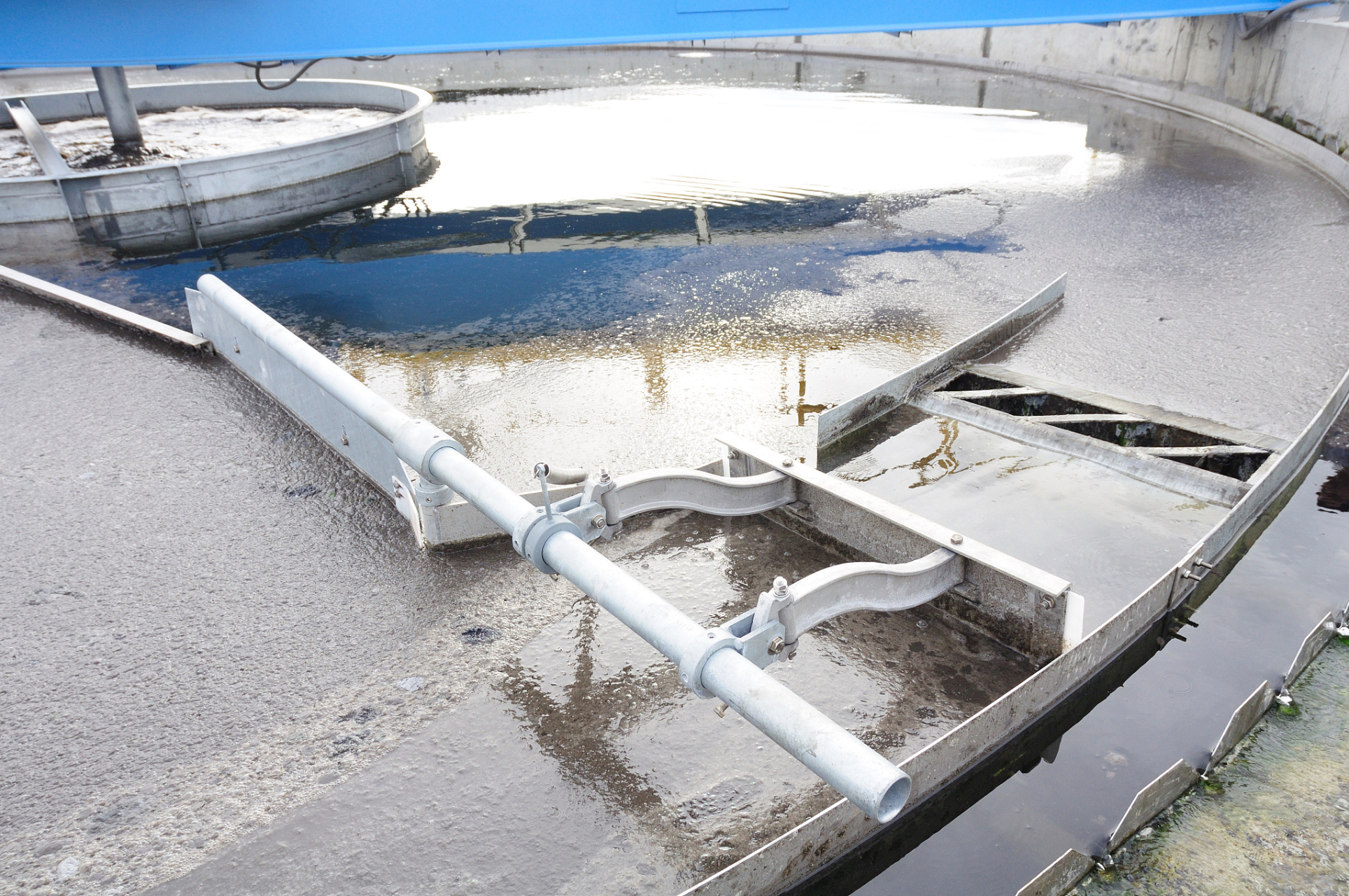 污水处理厂二沉池功能: 污水处理厂二沉池位于生化好氧池之后,是固液