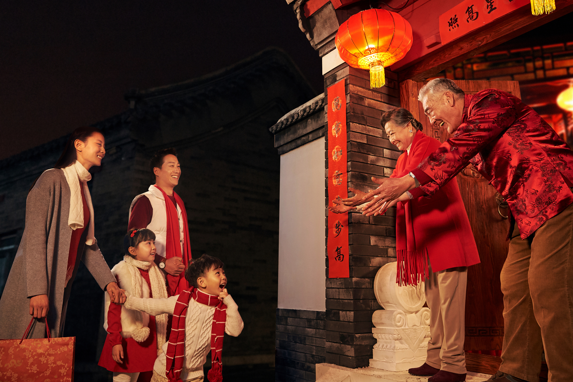 记忆里的年味,是那红红的灯笼,热闹的鞭炮声,还有一家人围坐在一起包