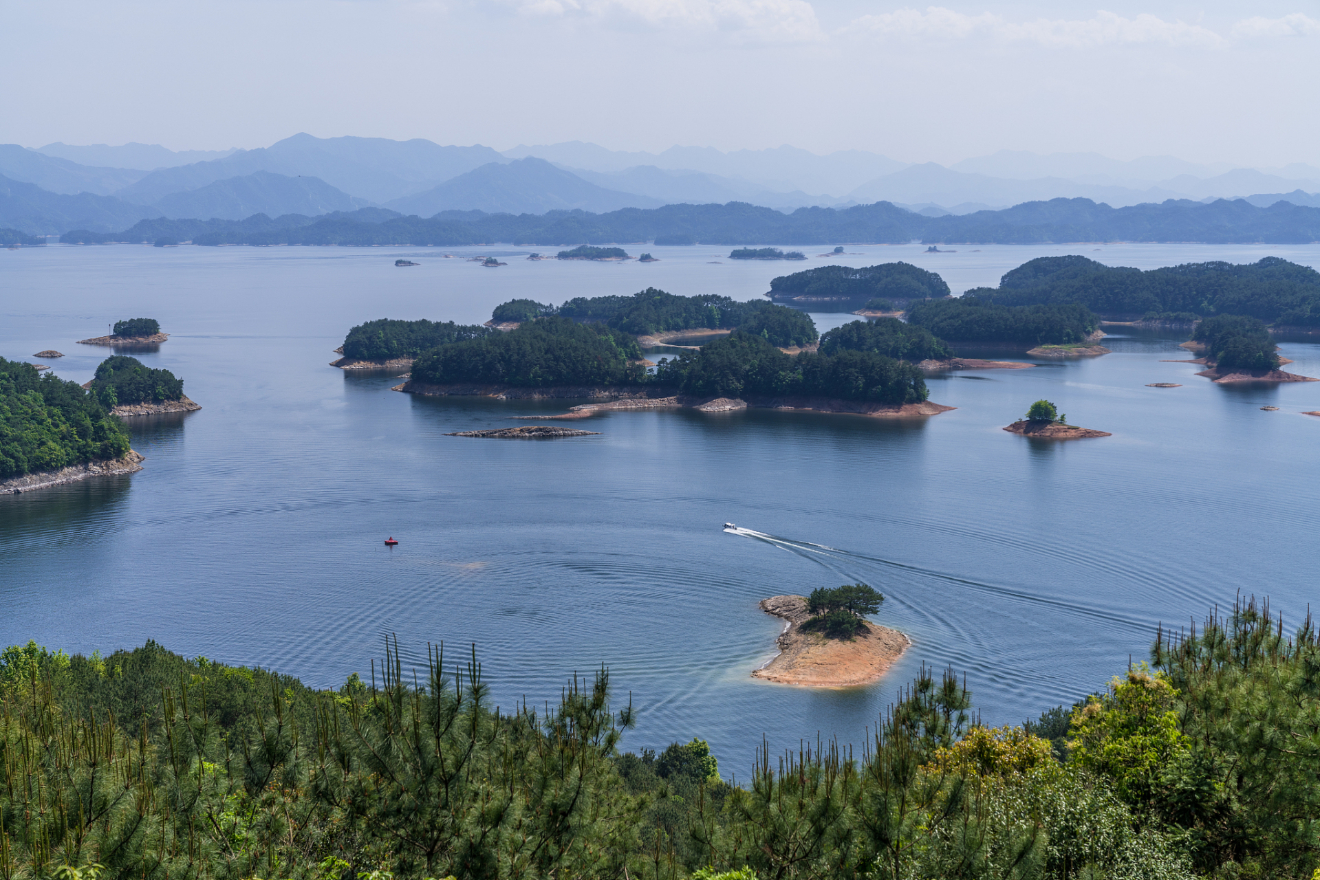 位于中国浙江省杭州市淳安县,是一个由人工修建的水库,也是一个以岛屿