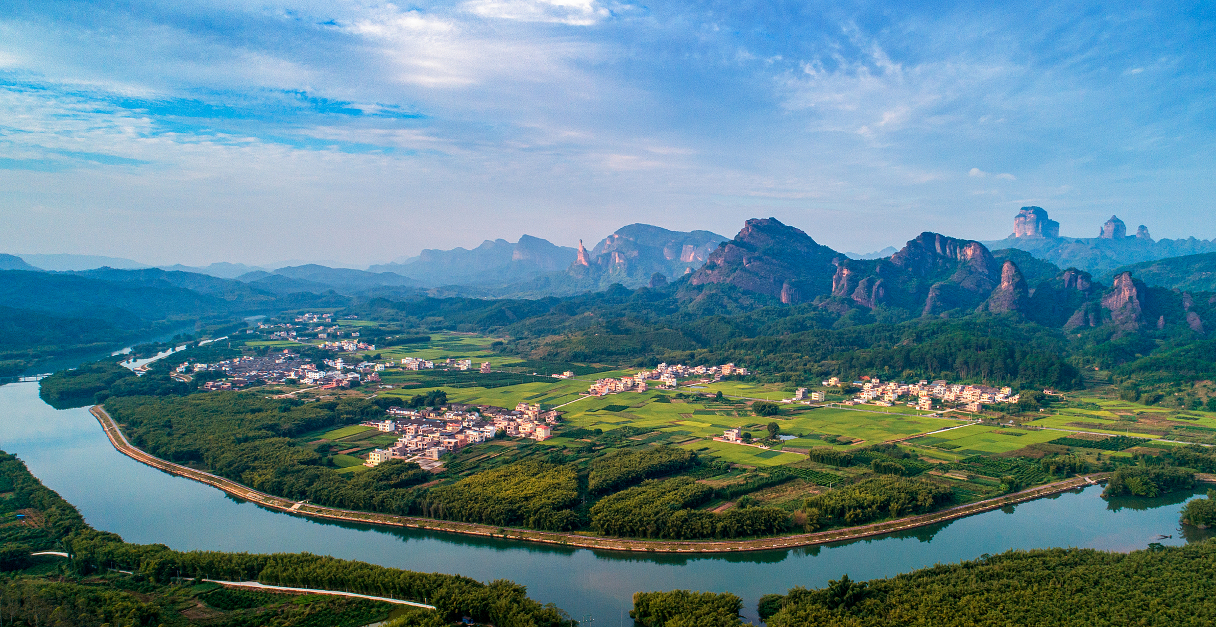 翠绿山脉,碧波湖泊,广袤森林,勾勒出自然宝库.