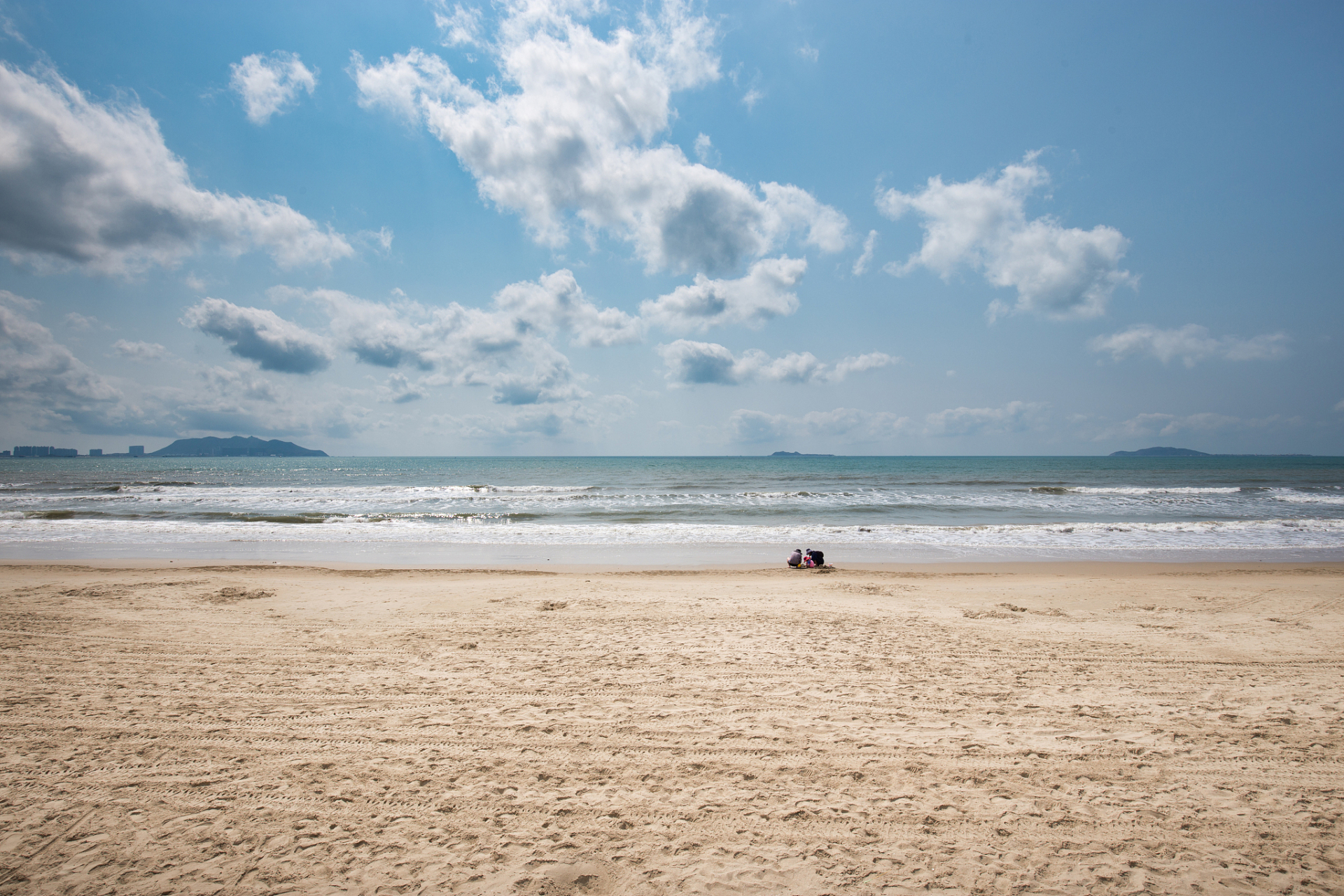 银滩在哪里#  银滩,作为一个知名的海滨旅游胜地