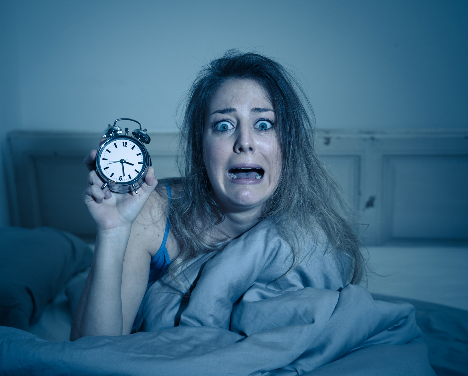 4,熬夜玩手机,吸烟.