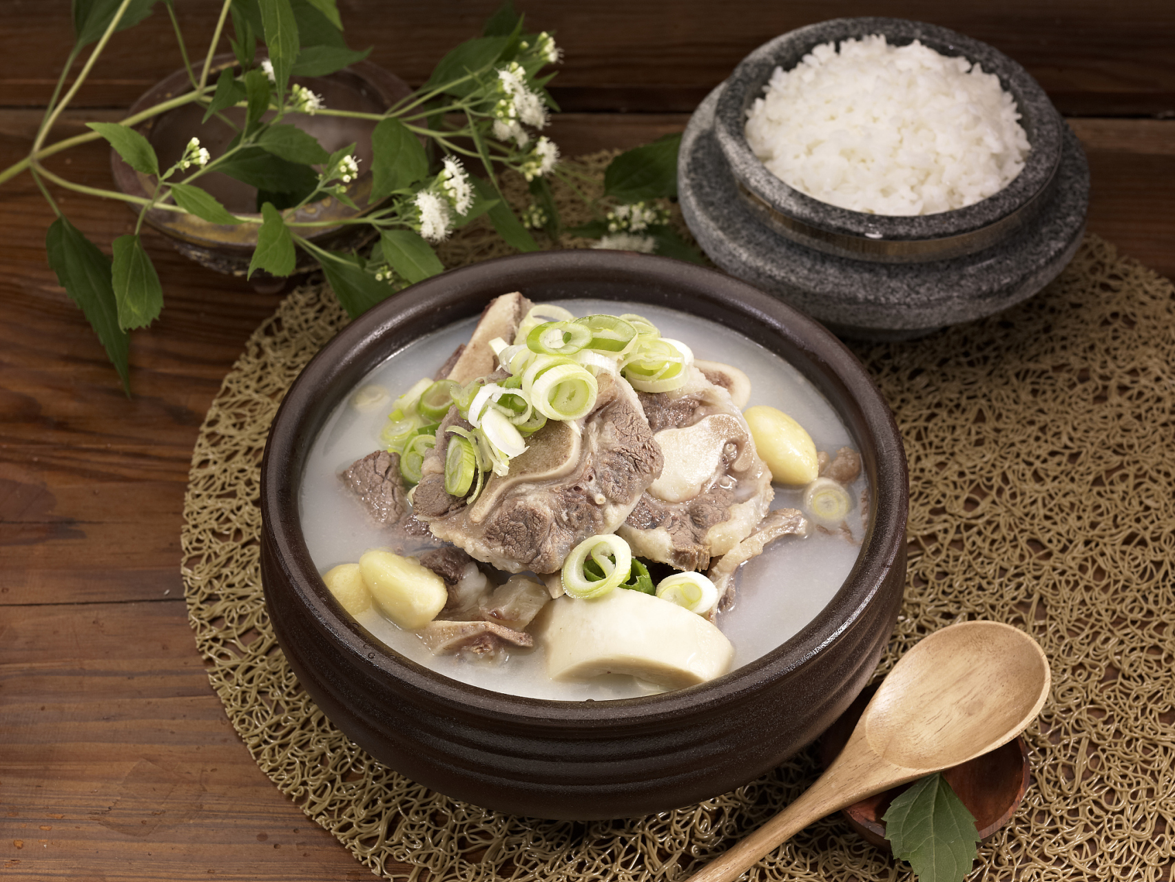 牛骨头汤怎么炖好喝又营养滋补 牛骨头汤的主要成分是牛骨,牛骨头汤