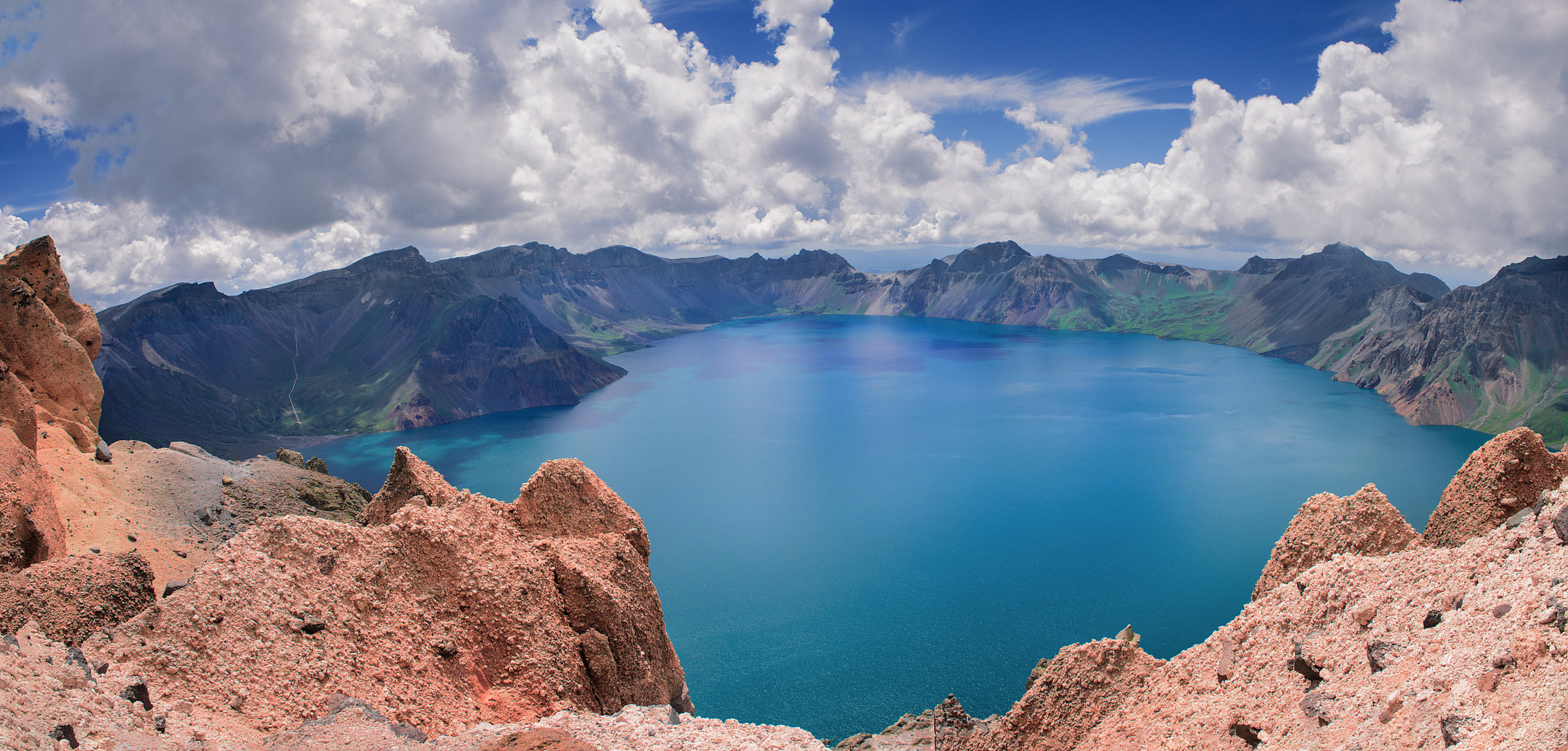 这可是长白山的最高点,让人站在上面感觉离天空都近了许多.