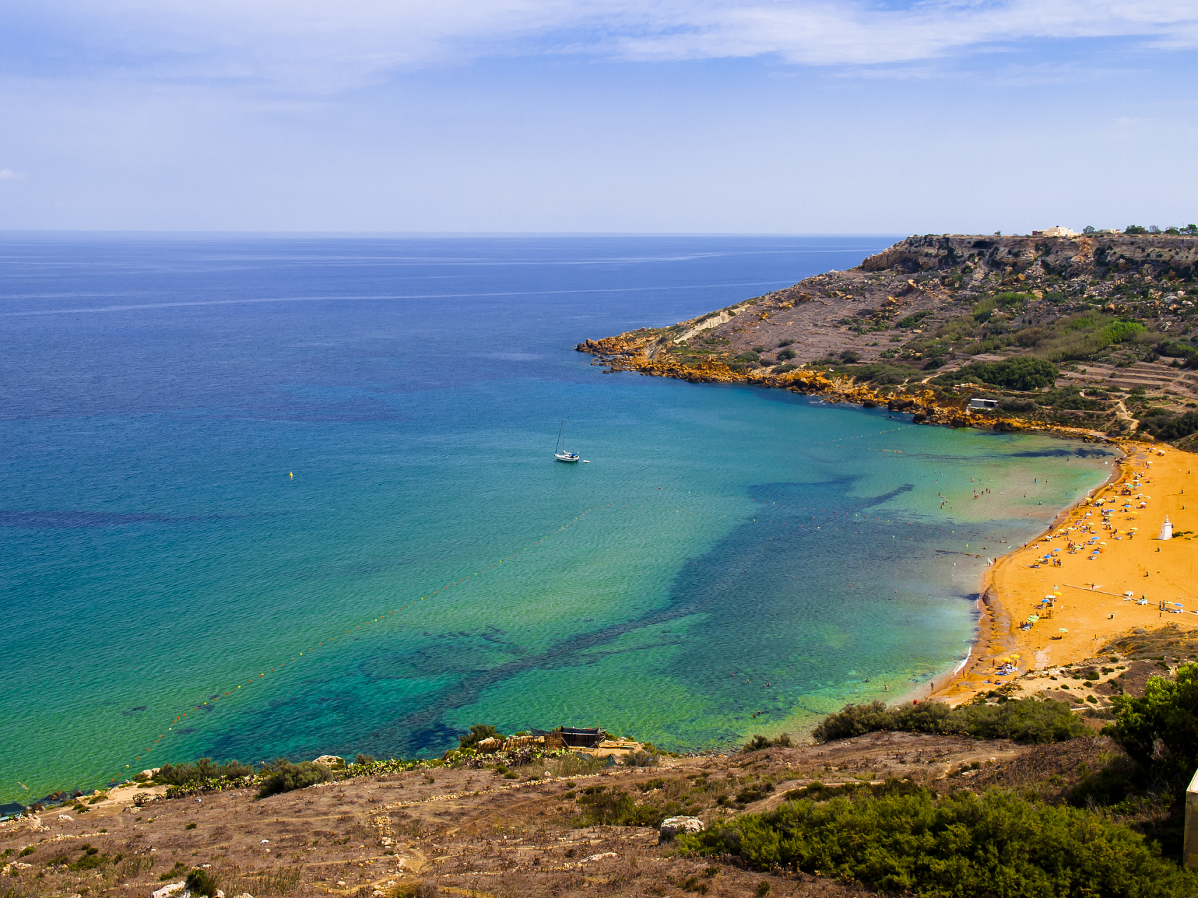 法国蓝色海岸位于法国南部地中海沿岸,西起土伦,经尼斯,戛纳和摩纳哥