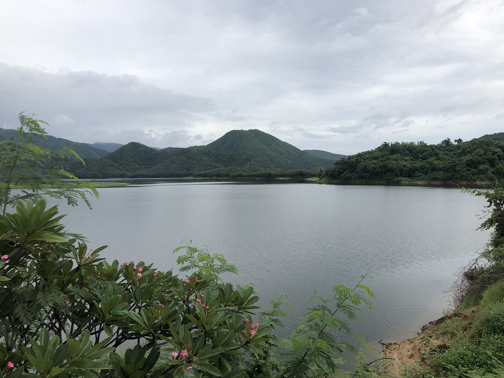 位于江苏省南京市郊的南山湖水库,坐落在江宁陆郎镇和铜井镇交界处,距