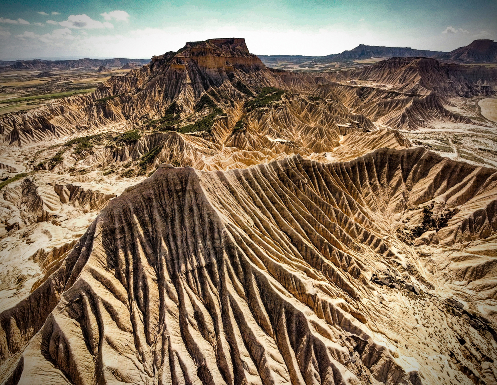 黄土高原由沙漠沙土堆积而成,独特的地貌孕育了华夏文明.