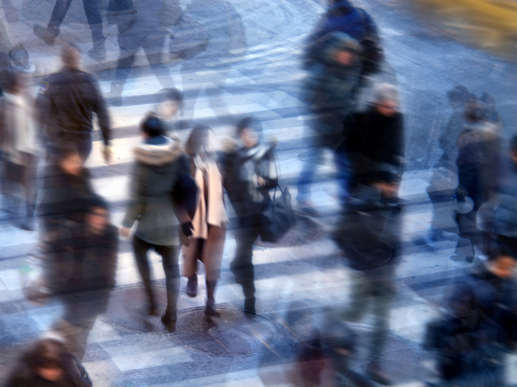 早晨出差,看见上班的人们匆匆忙忙地穿过拥挤的街道