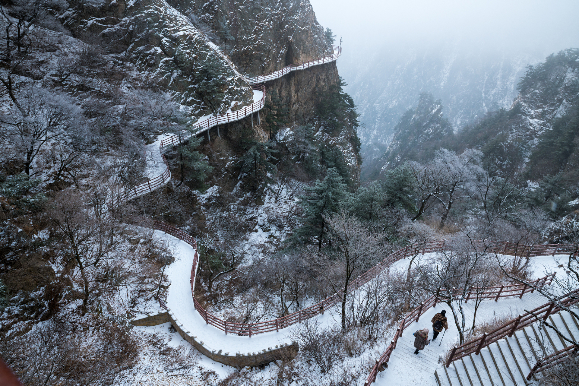 河南省内冬季旅游的好去处:  1.郭亮滑雪场 郭亮滑雪场位于河南省辉县