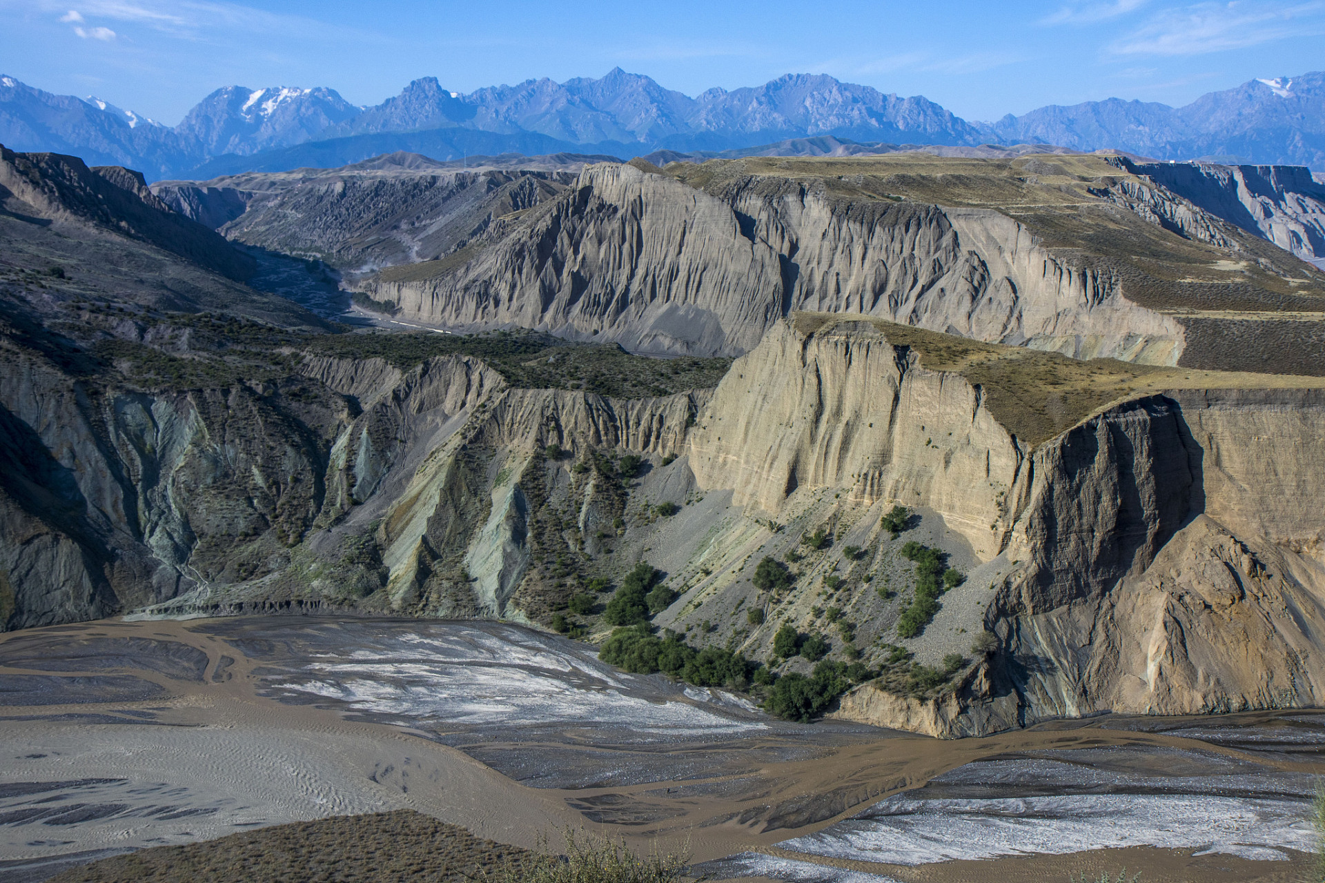 天山大峡谷襄括了除沙漠以外的新疆所有自然景观,是人类农耕文明之前