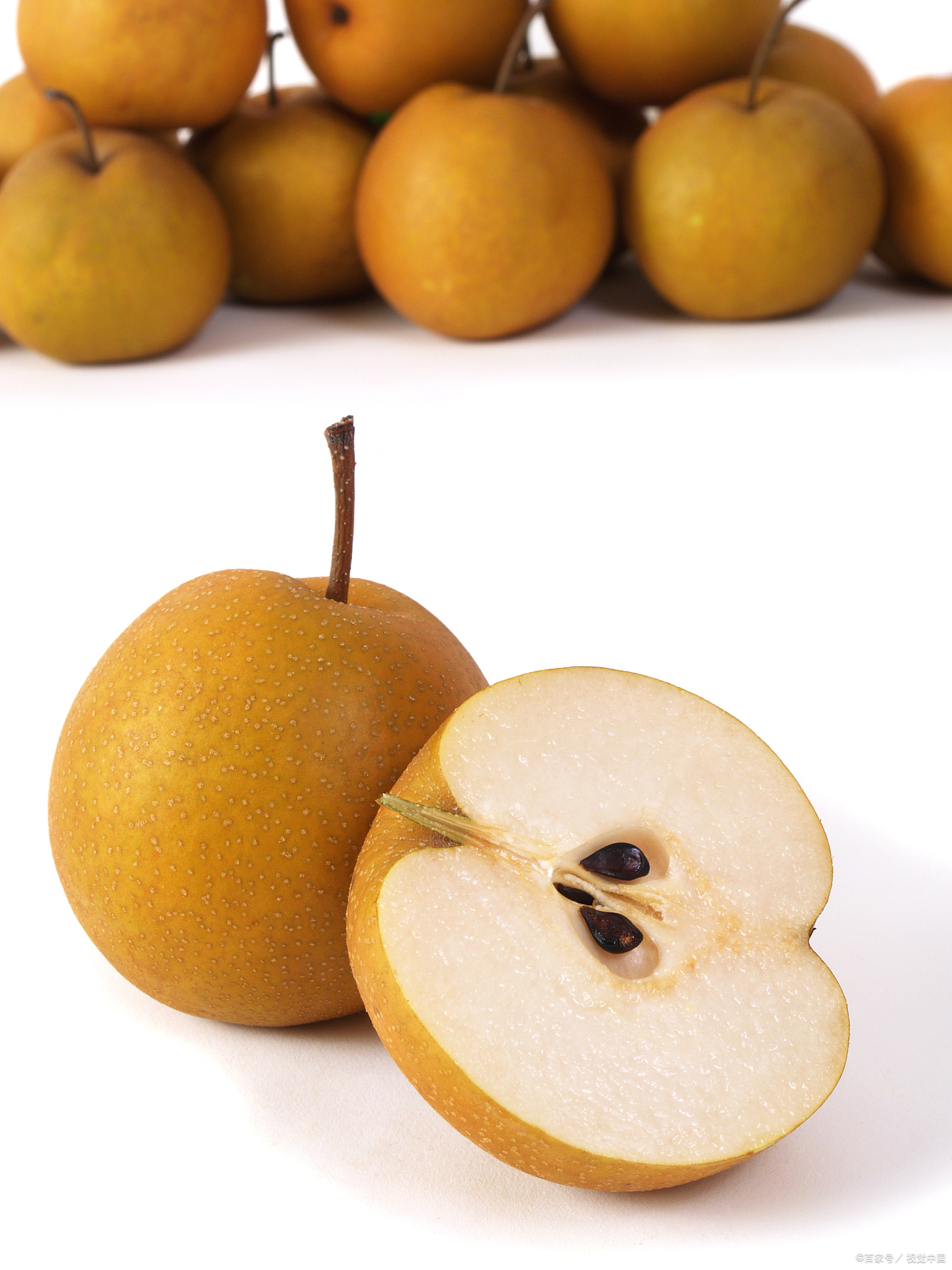 秋月梨是一种非常受欢迎的水果,因其脆甜可口,多汁鲜美而备受喜爱