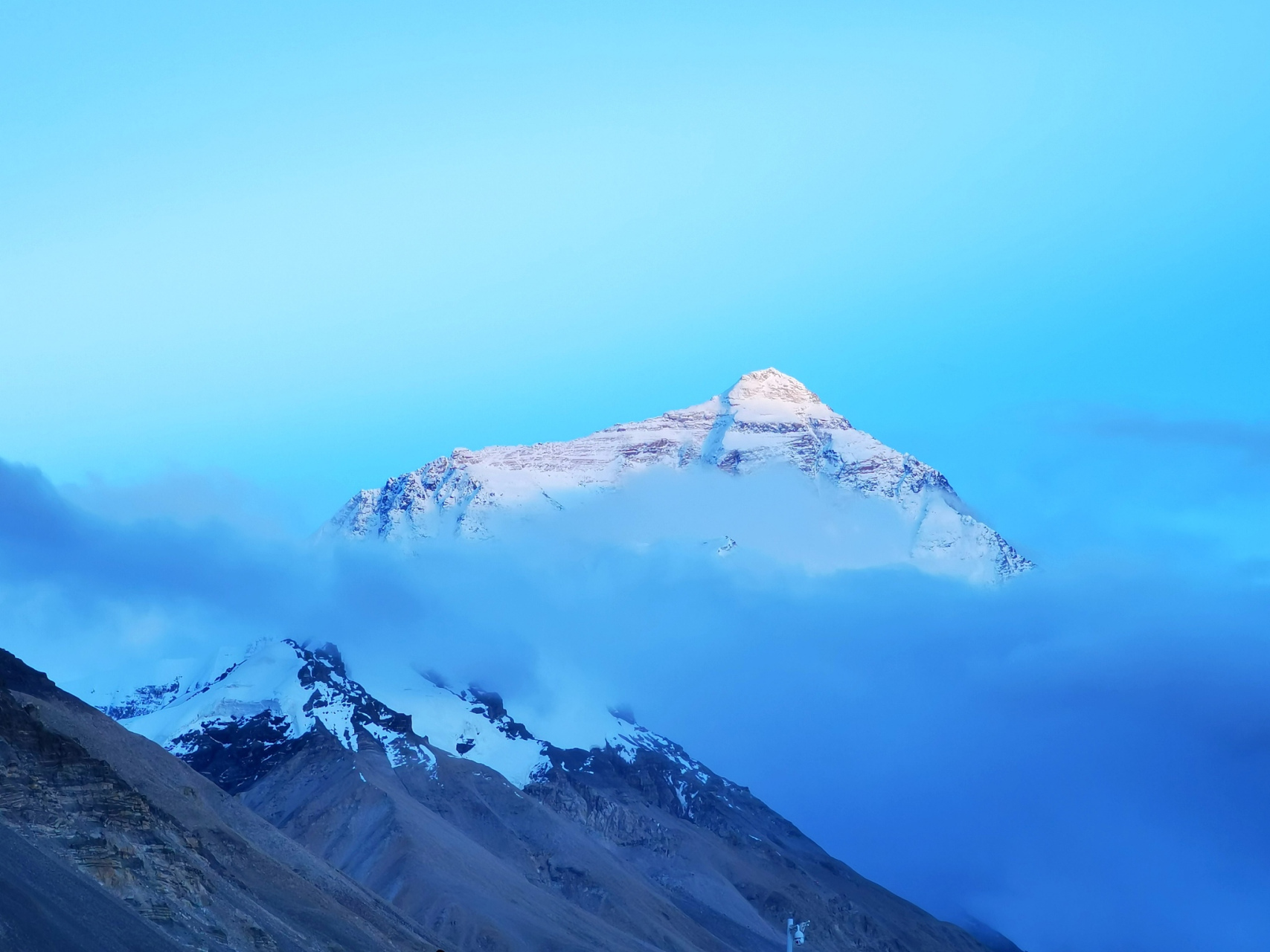 珠穆朗玛峰是世界上最高的山峰,位于喜马拉雅山脉的中心,是中国和