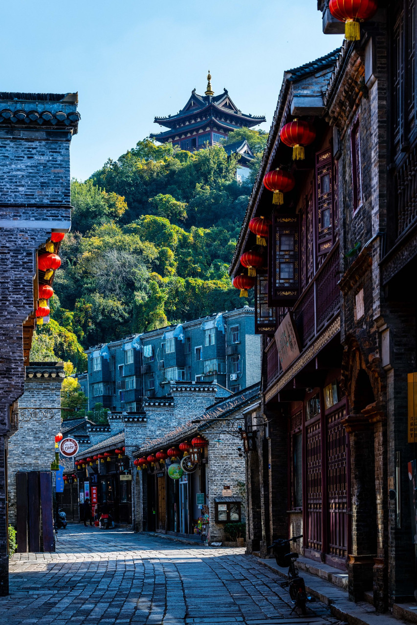 在镇江市区西北,隐藏着一座历史气息浓郁的宝藏——西津渡古街.