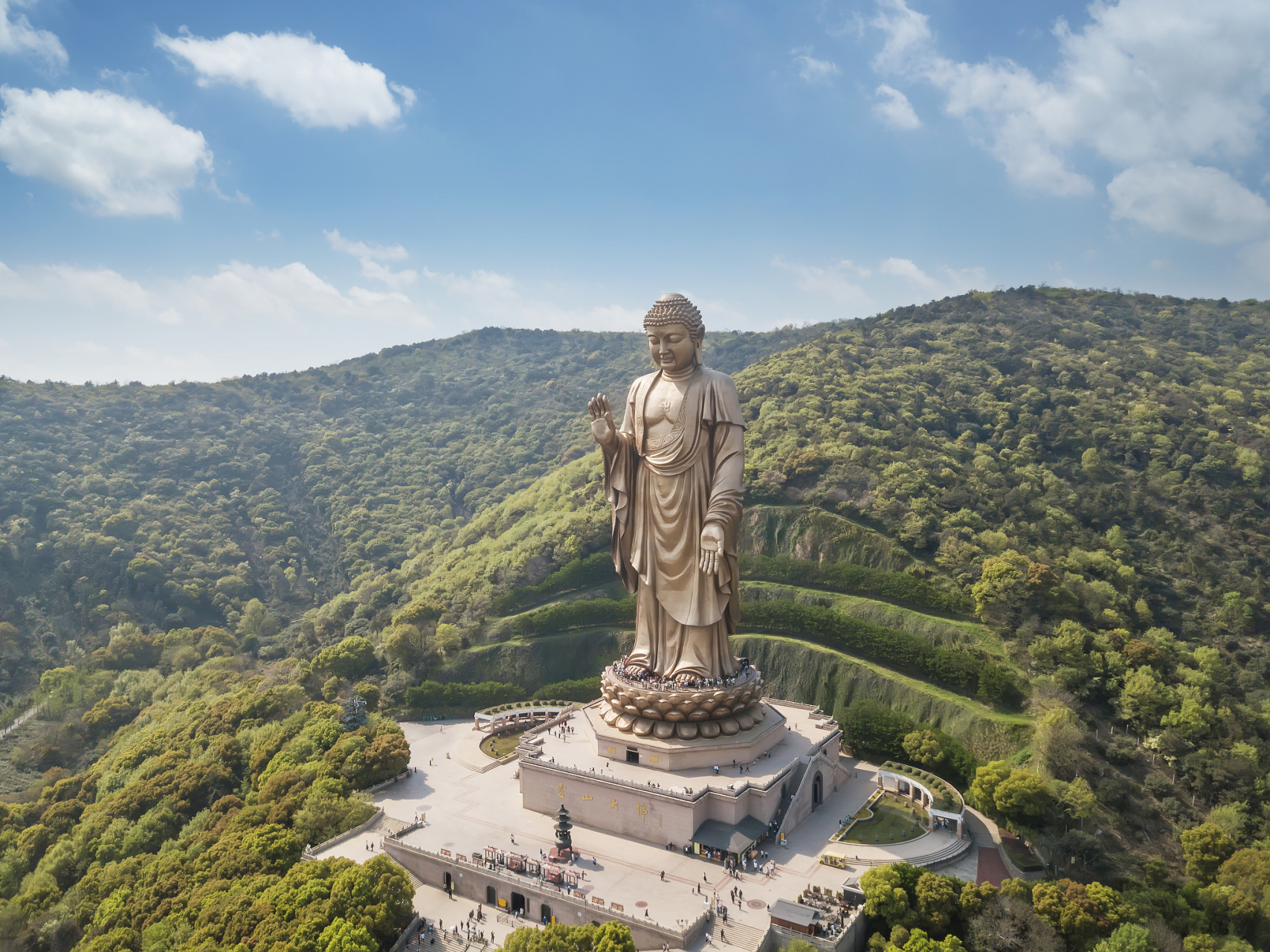 杭州灵山景区位于西湖区南面,距离西湖景区约12公里.占地12.