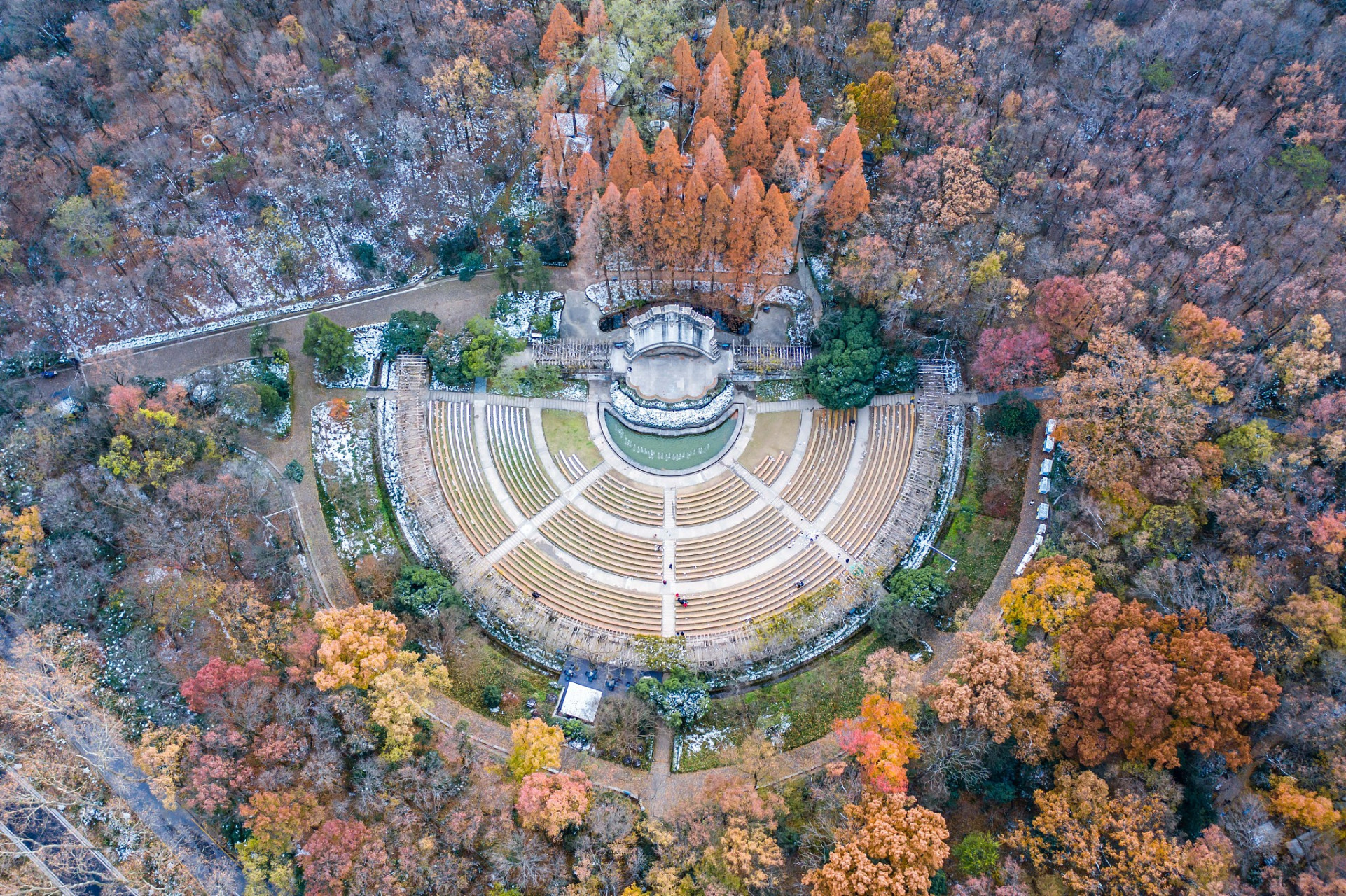 中山陵音乐台是位于南京市玄武区紫金山钟山风景名胜区中山陵广场东南