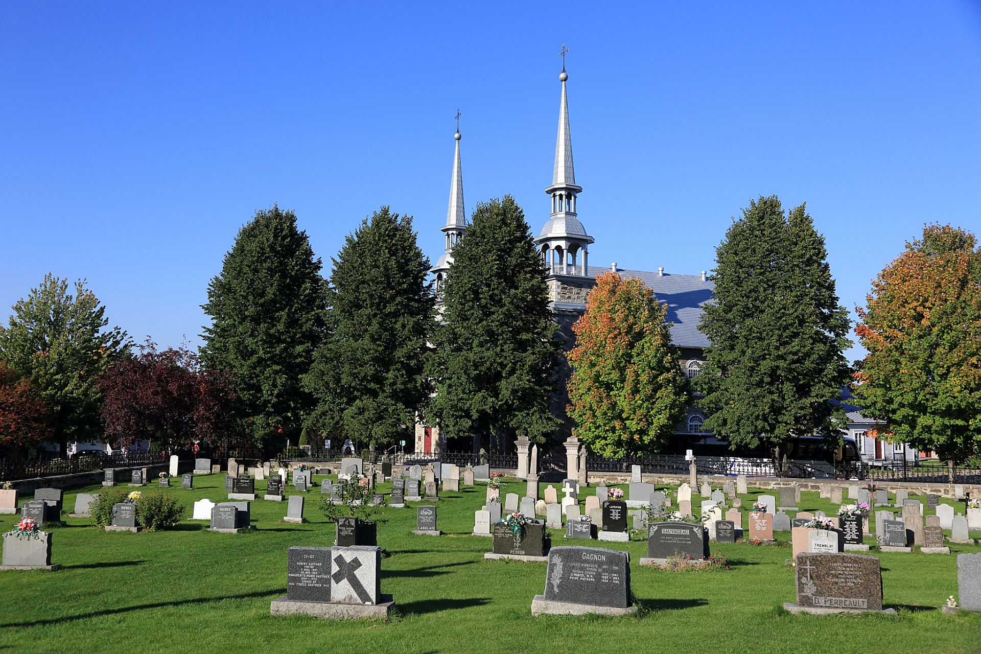 美媒:美国阿灵顿国家公墓因炸弹威胁关闭  据美国《军事时报》当地