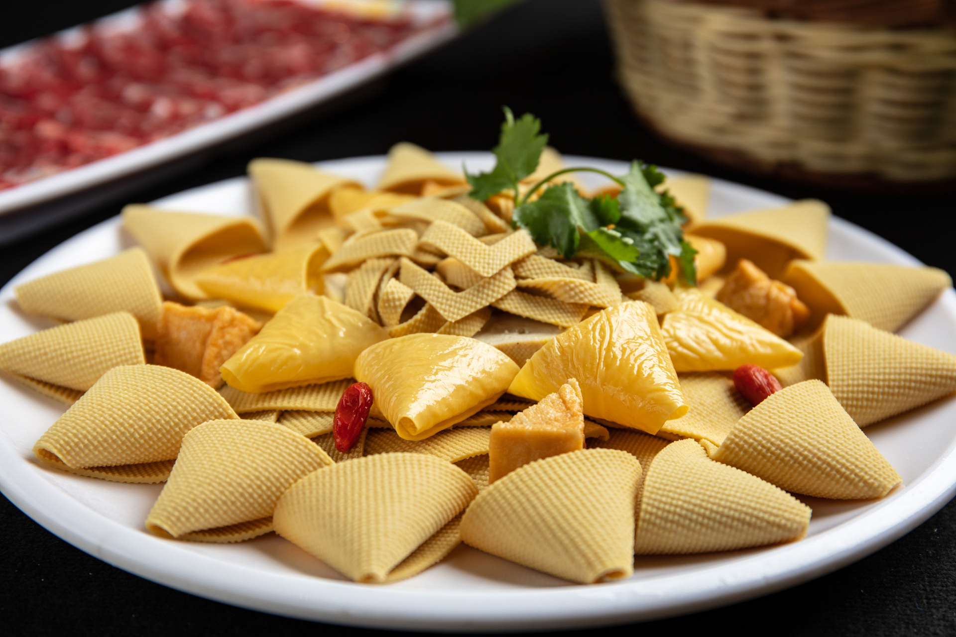 03材料:千张豆腐,木耳,香菜,酱油,花生油,蒜末,姜末,盐,白胡椒粉.