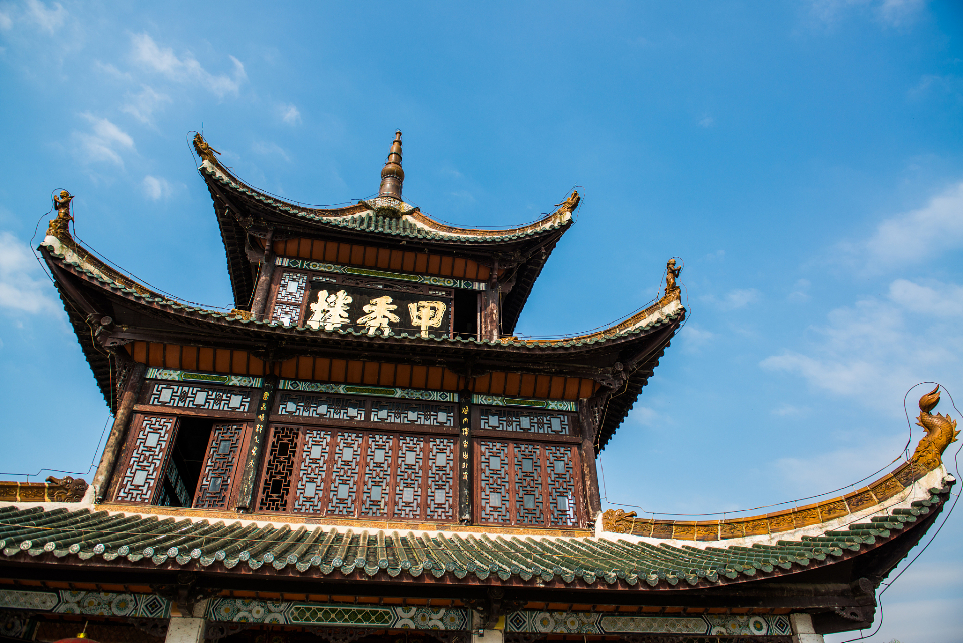 在一个雨夜,贵州贵阳的甲秀楼景区究竟发生了什么?游客们全身湿透,寻