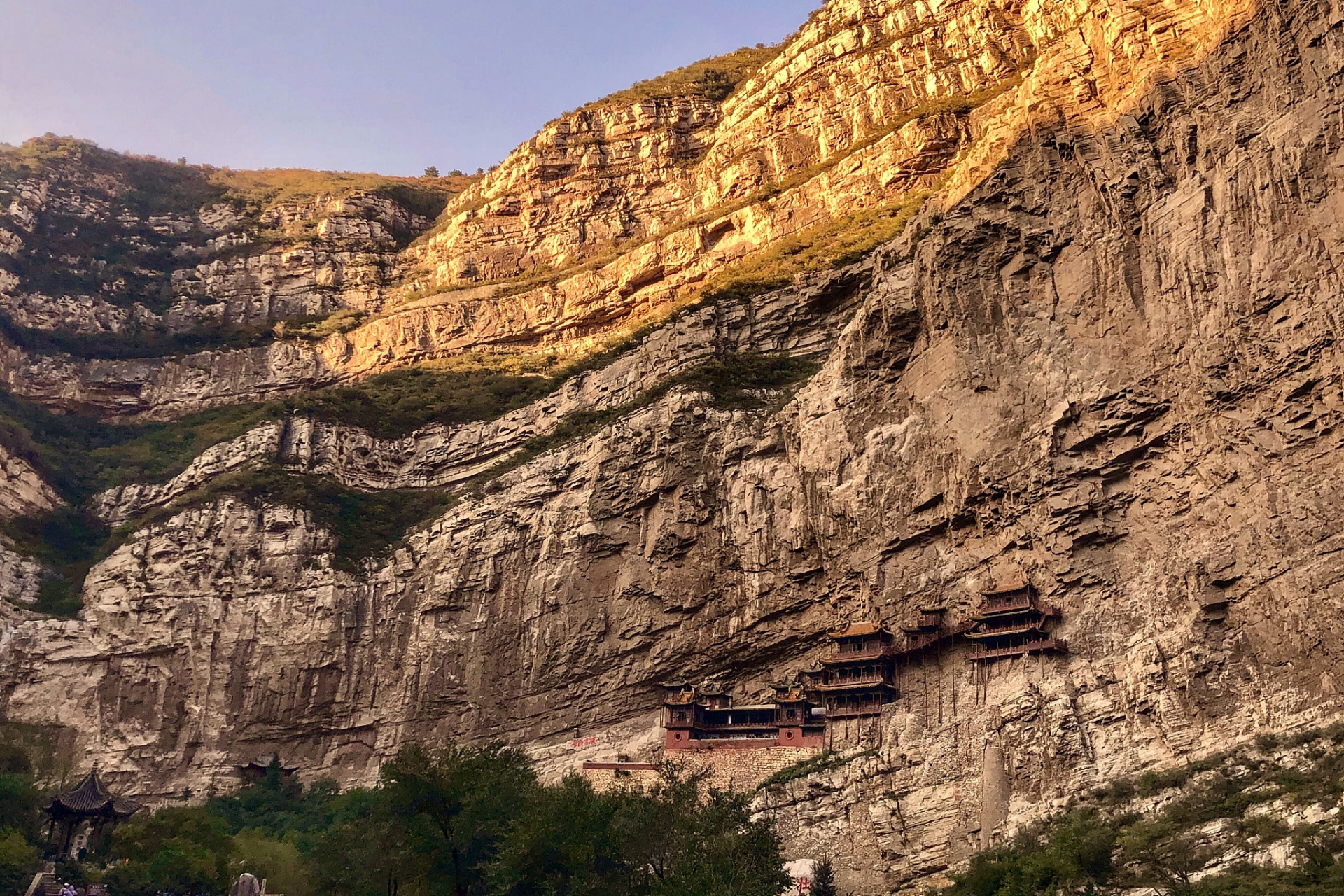 《吕梁一日游:领略黄土高原的风情》  吕梁,位于山西省中部西侧,因