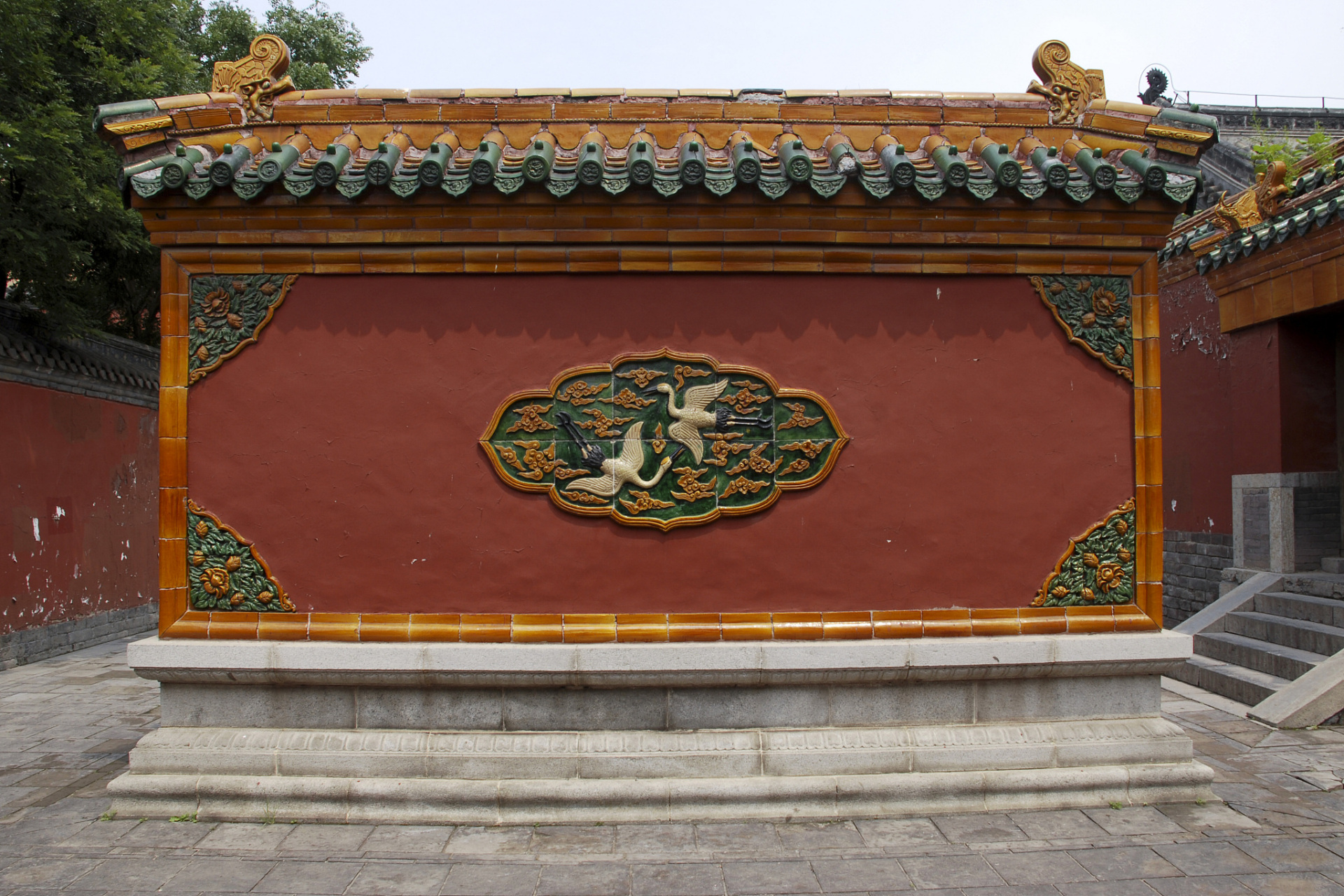 影壁,又称为照壁,影墙或照墙,是中国古代建筑中的一种独特元素