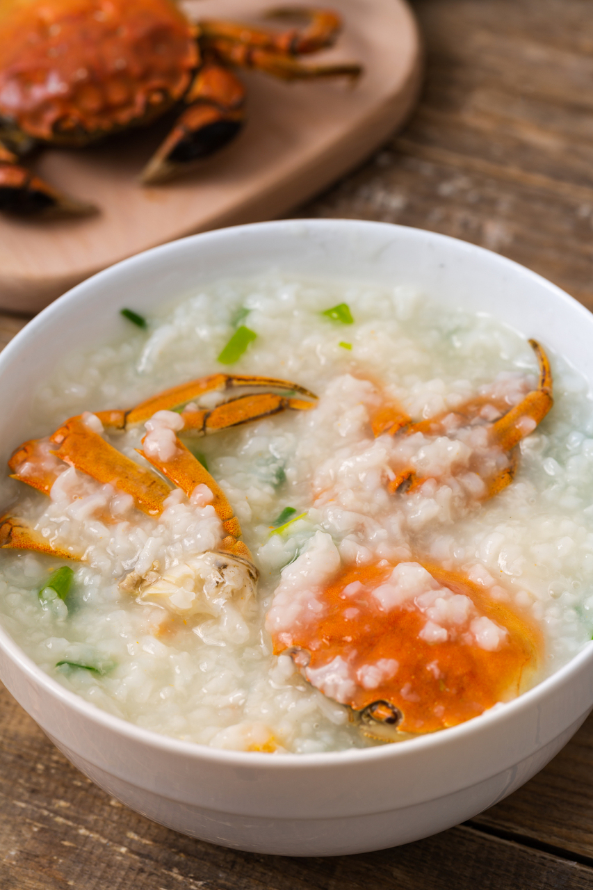 海鲜#  砂锅虾蟹粥是一道美味的海鲜粥,以新鲜的虾仁,螃蟹和大米为