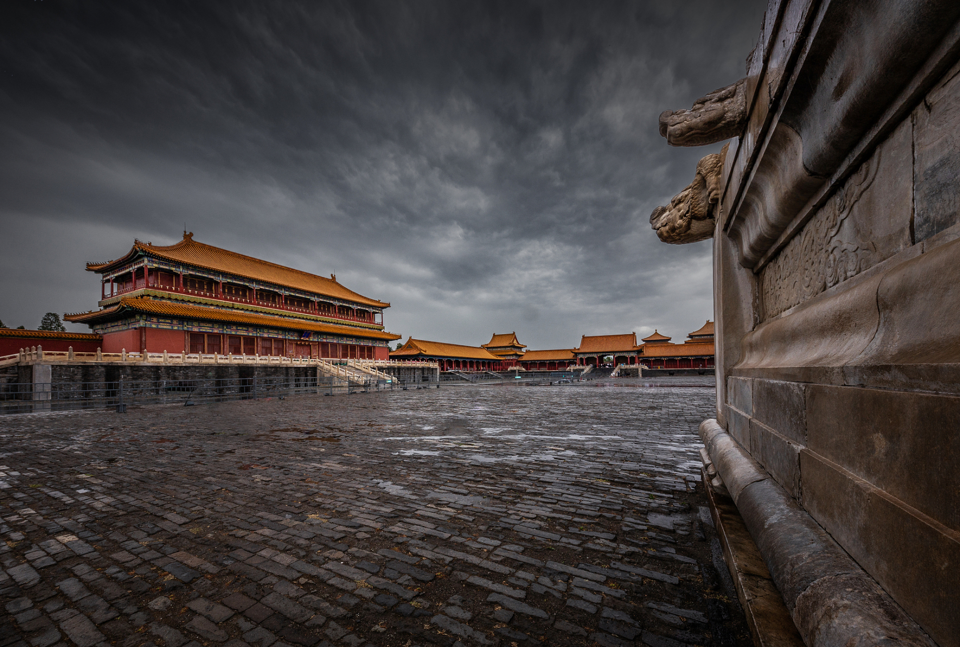 故宫是中国明清两代的皇宫,位于北京市中心,占地面积72万平方米,建筑