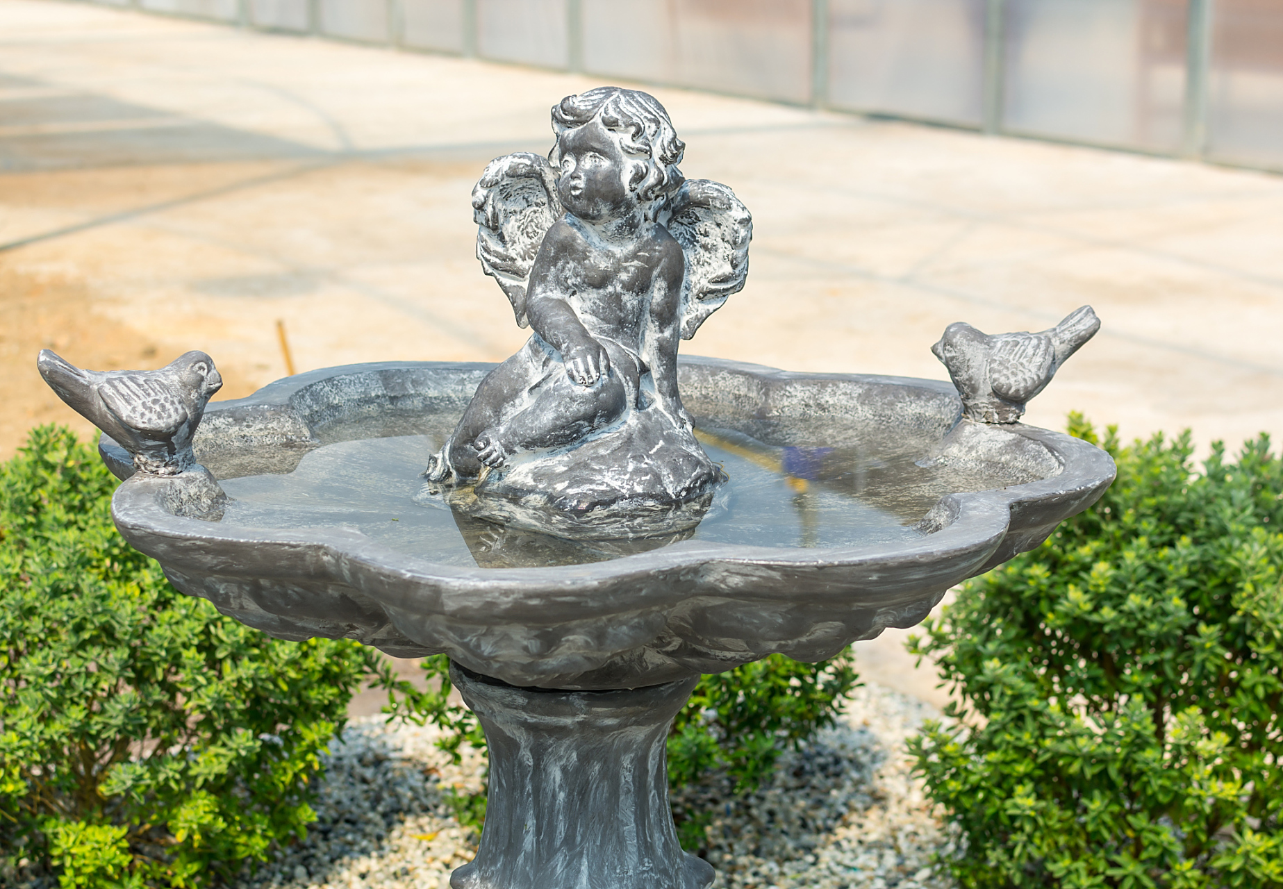 首先,在城市景观设计中,水景雕塑成为了一个不可或缺的元素