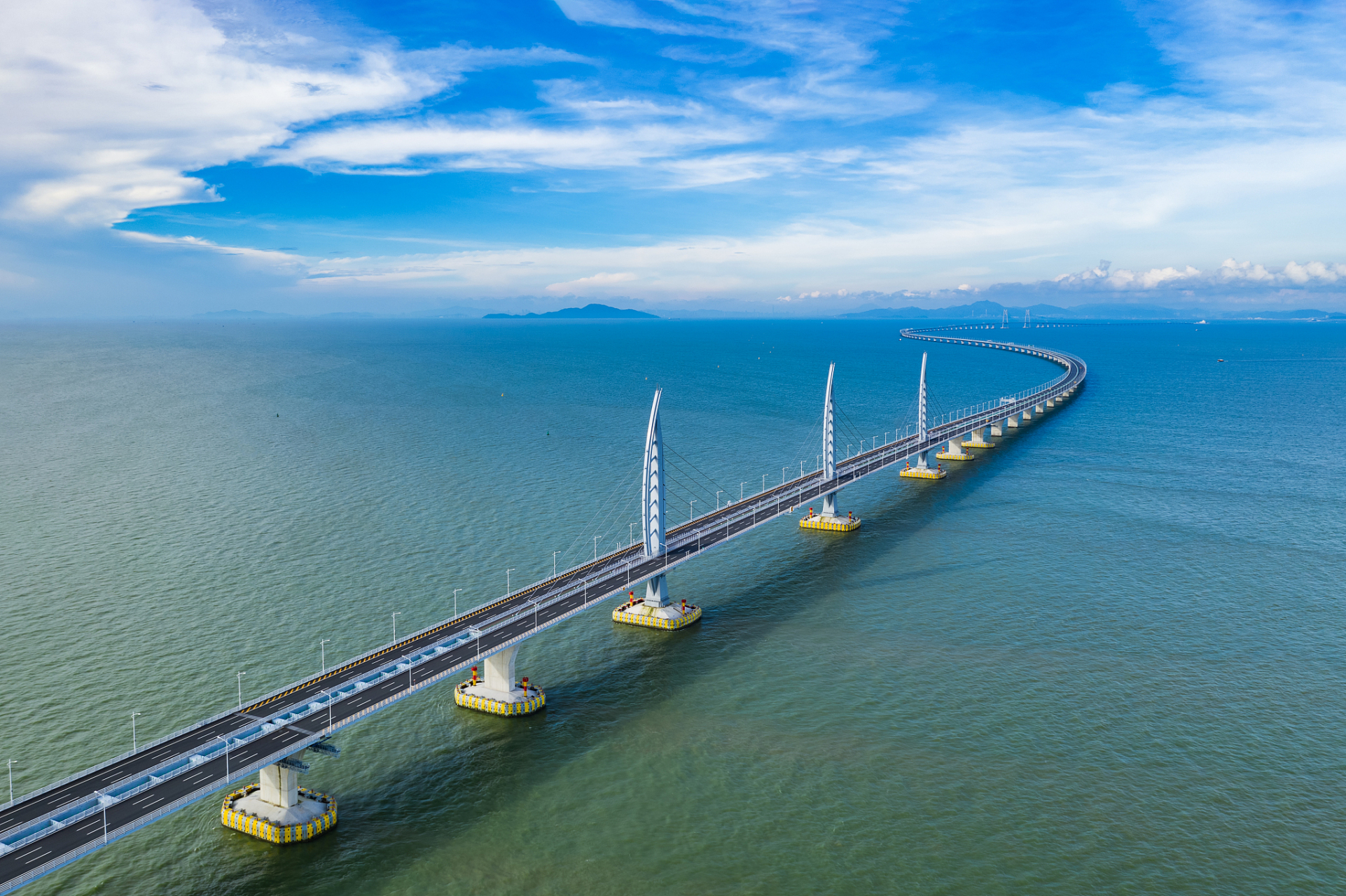港珠澳大桥是全长55公里,世界最大的跨海大桥之一,连接香港,澳门和