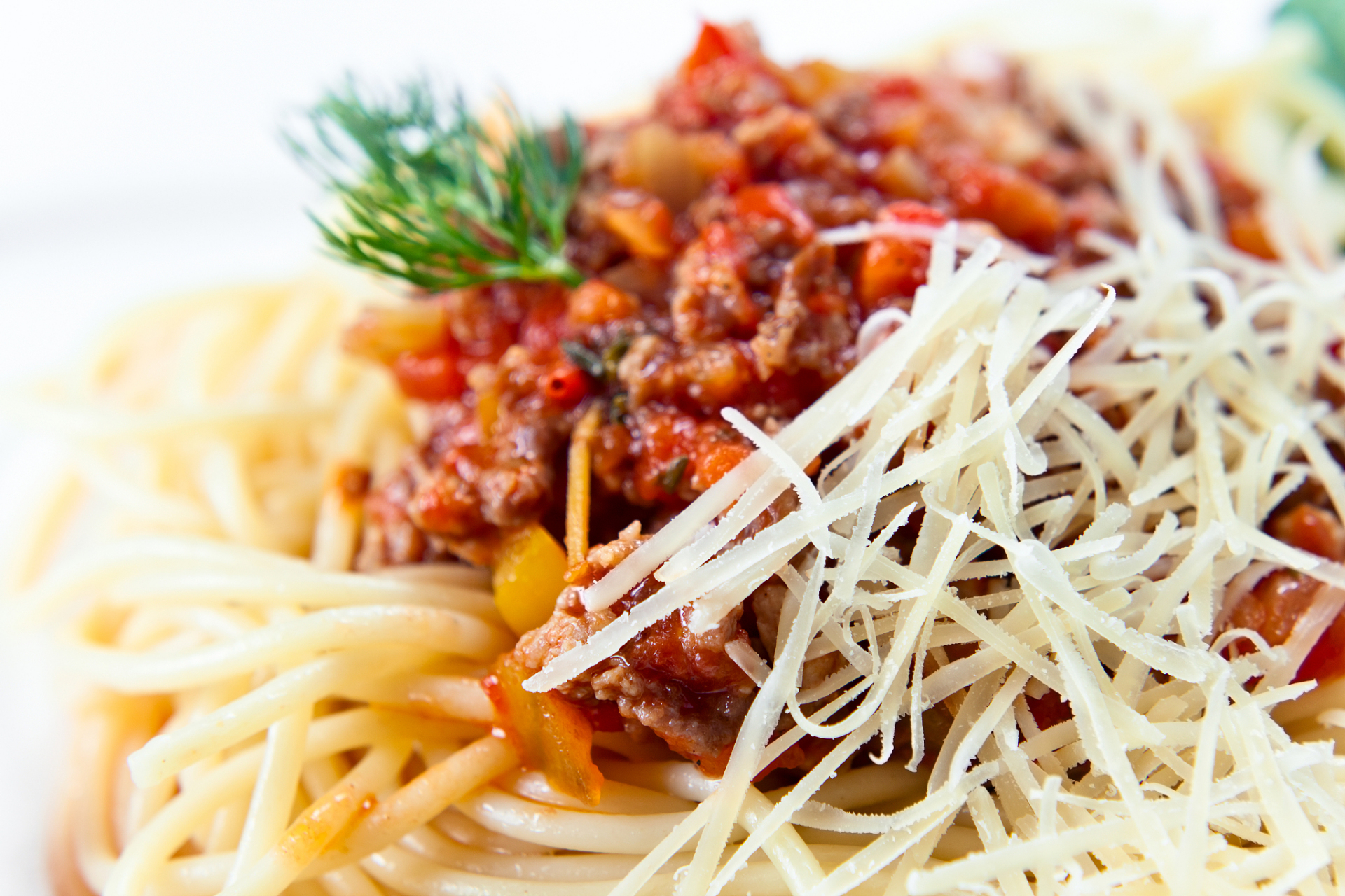 担担面起源于自贡市,由面粉,红辣椒油,芝麻酱,葱花等材料制作而成.