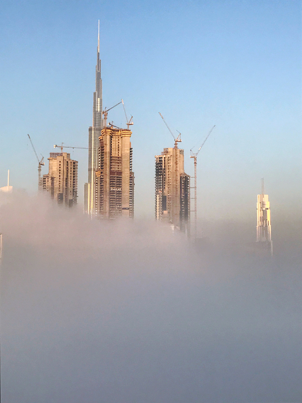 有人认为海市蜃楼是平行世界或四维空间的物体瞬间出现,但这些观点